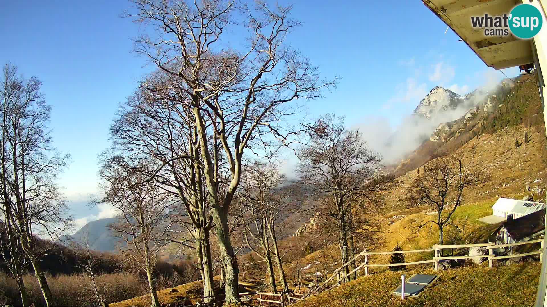 Koča na Planini Razor spletna kamera (1315) | Pogled na Tolminski Migovec