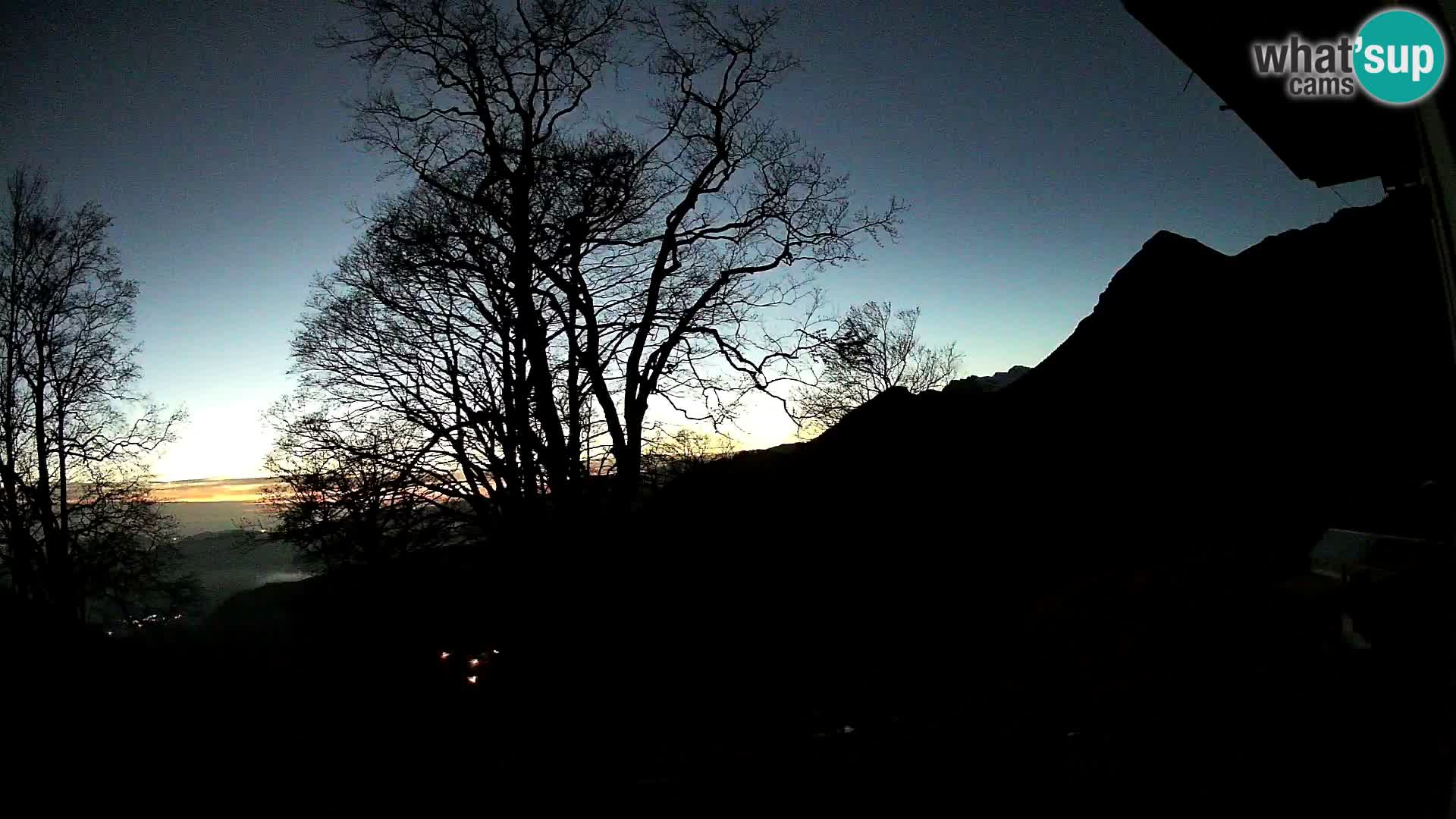 Cámara en vivo de la cabaña de montaña Planina Razor (1315) | vista hacia Tolminski Migovec