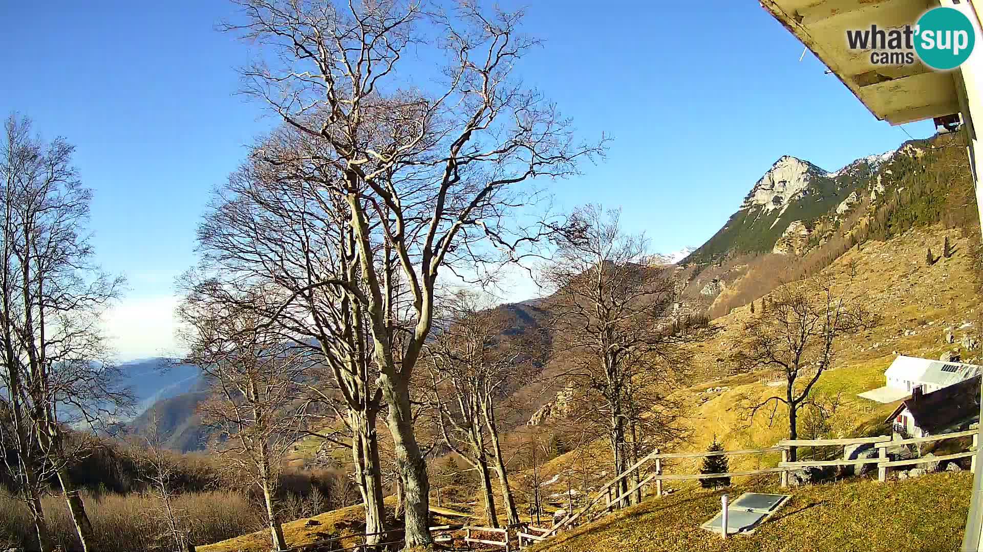 Planina Razor Bergütte Webcam (1315) | Blick auf Tolminski Migovec