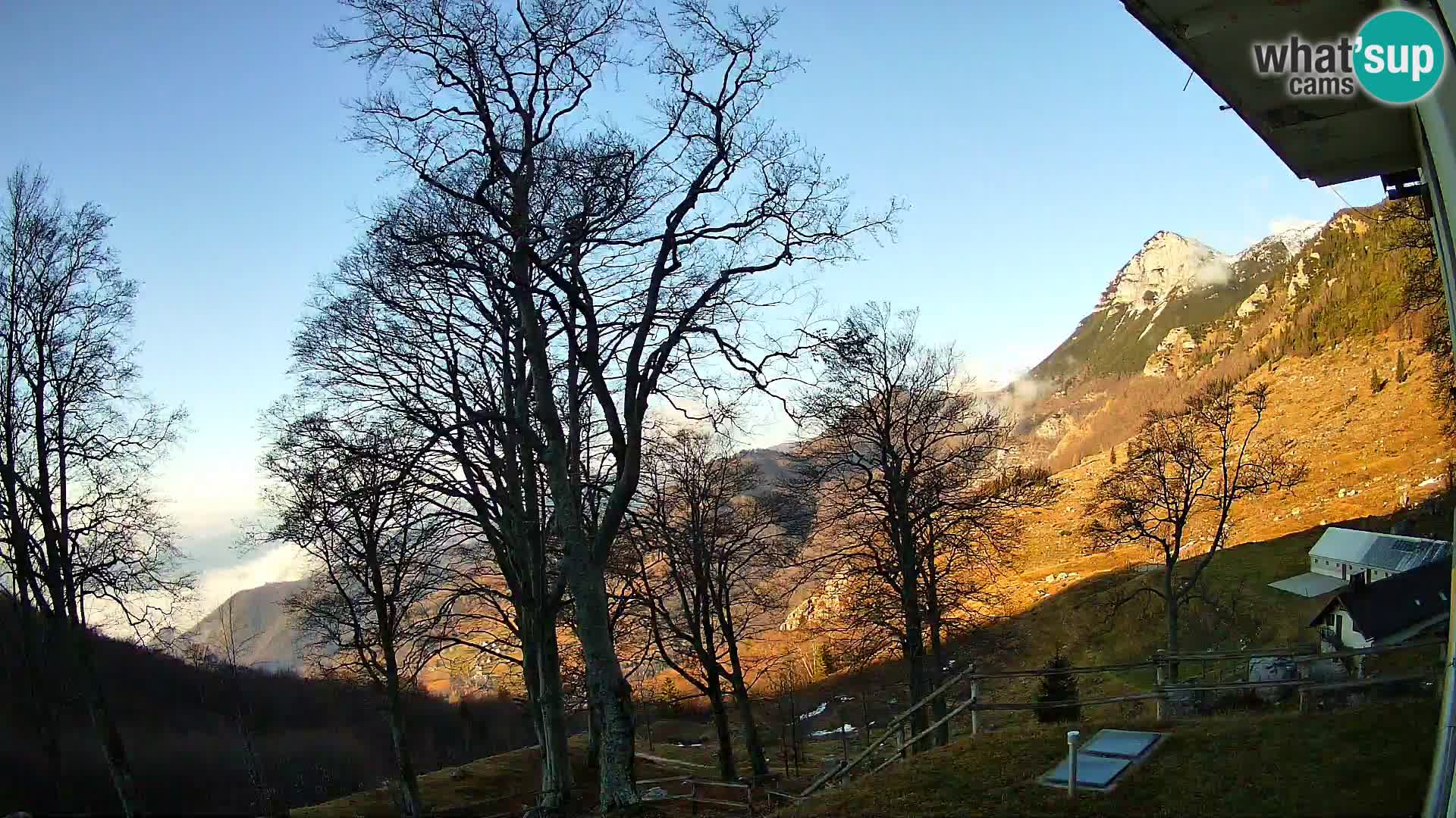 Baita di montagna Planina Razor webcam (1315) | vista su Tolminski Migovec