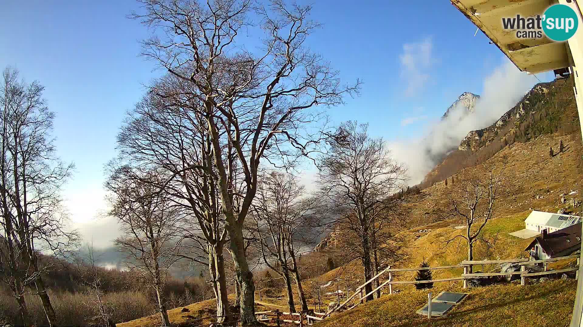 Koča na Planini Razor spletna kamera (1315) | Pogled na Tolminski Migovec