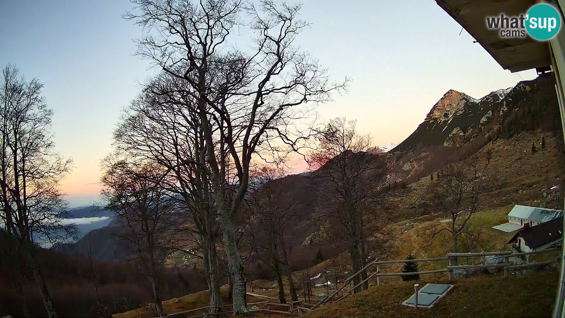 Cámara en vivo de la cabaña de montaña Planina Razor (1315) | vista hacia Tolminski Migovec