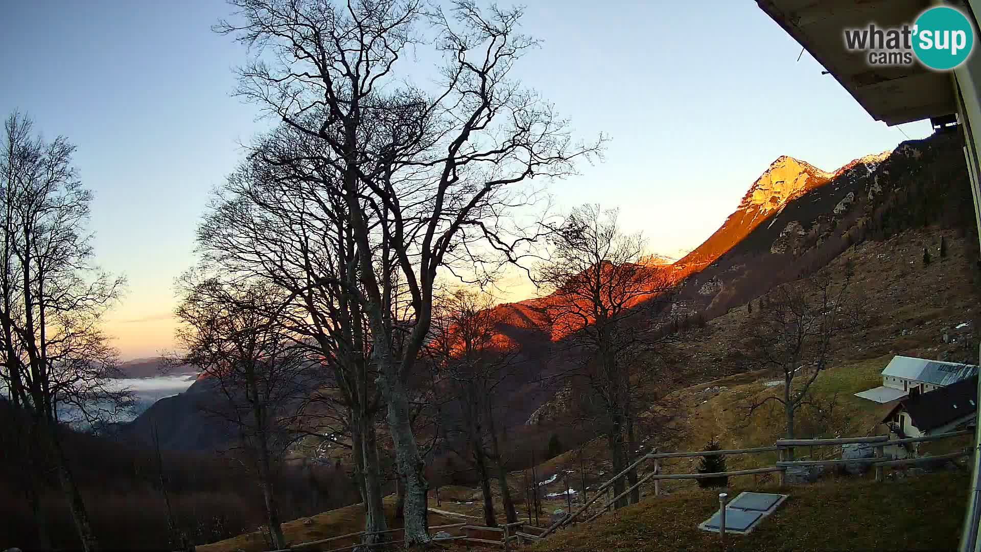 Koča na Planini Razor spletna kamera (1315) | Pogled na Tolminski Migovec