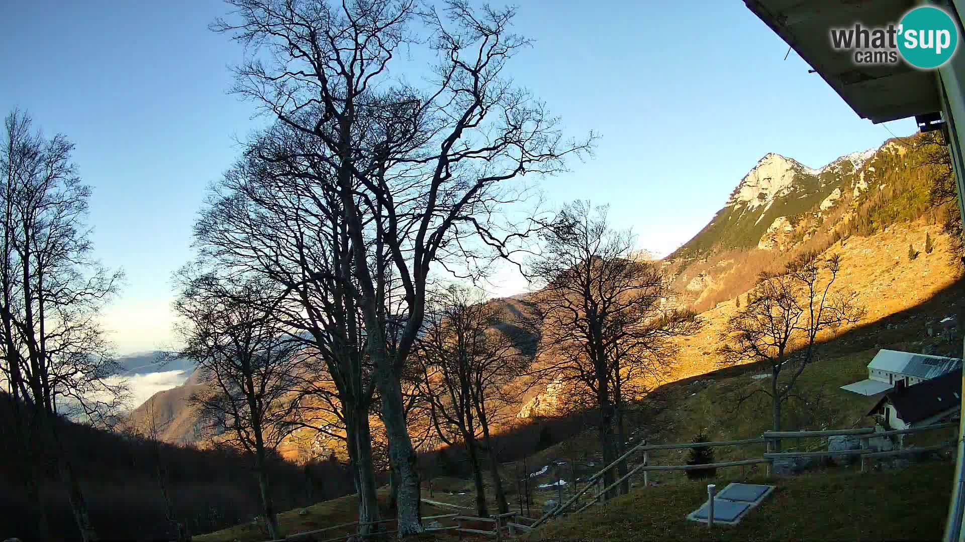 Koča na Planini Razor spletna kamera (1315) | Pogled na Tolminski Migovec