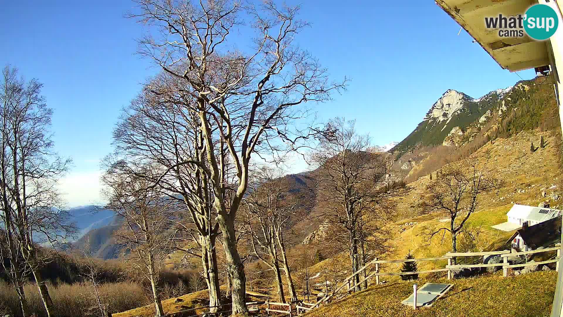 Cámara en vivo de la cabaña de montaña Planina Razor (1315) | vista hacia Tolminski Migovec