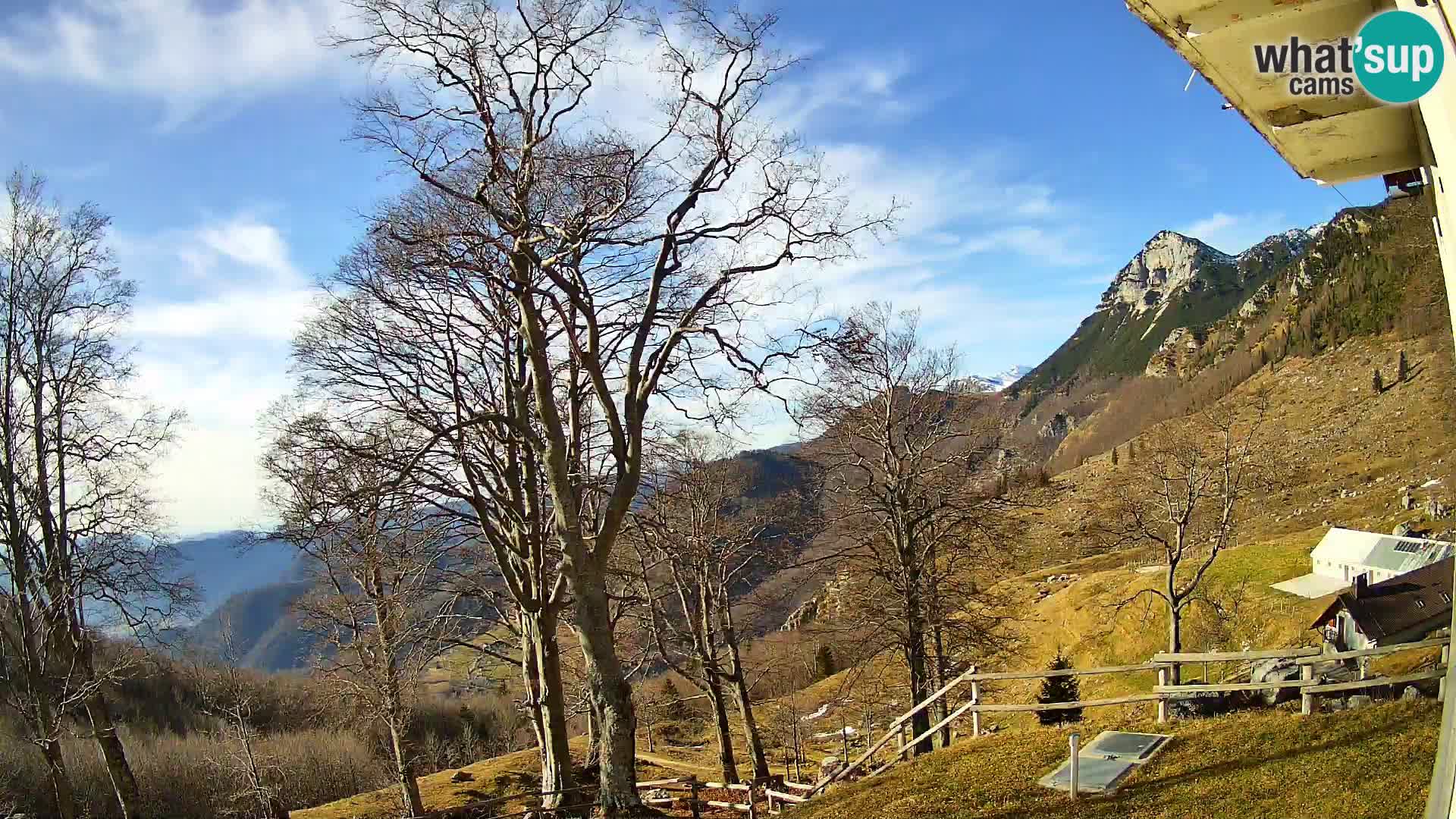 Cámara en vivo de la cabaña de montaña Planina Razor (1315) | vista hacia Tolminski Migovec