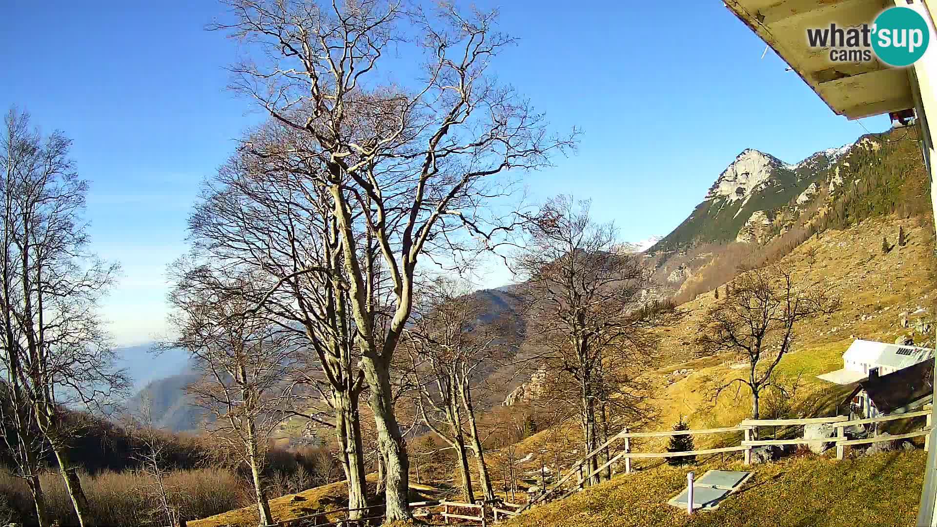 Koča na Planini Razor spletna kamera (1315) | Pogled na Tolminski Migovec