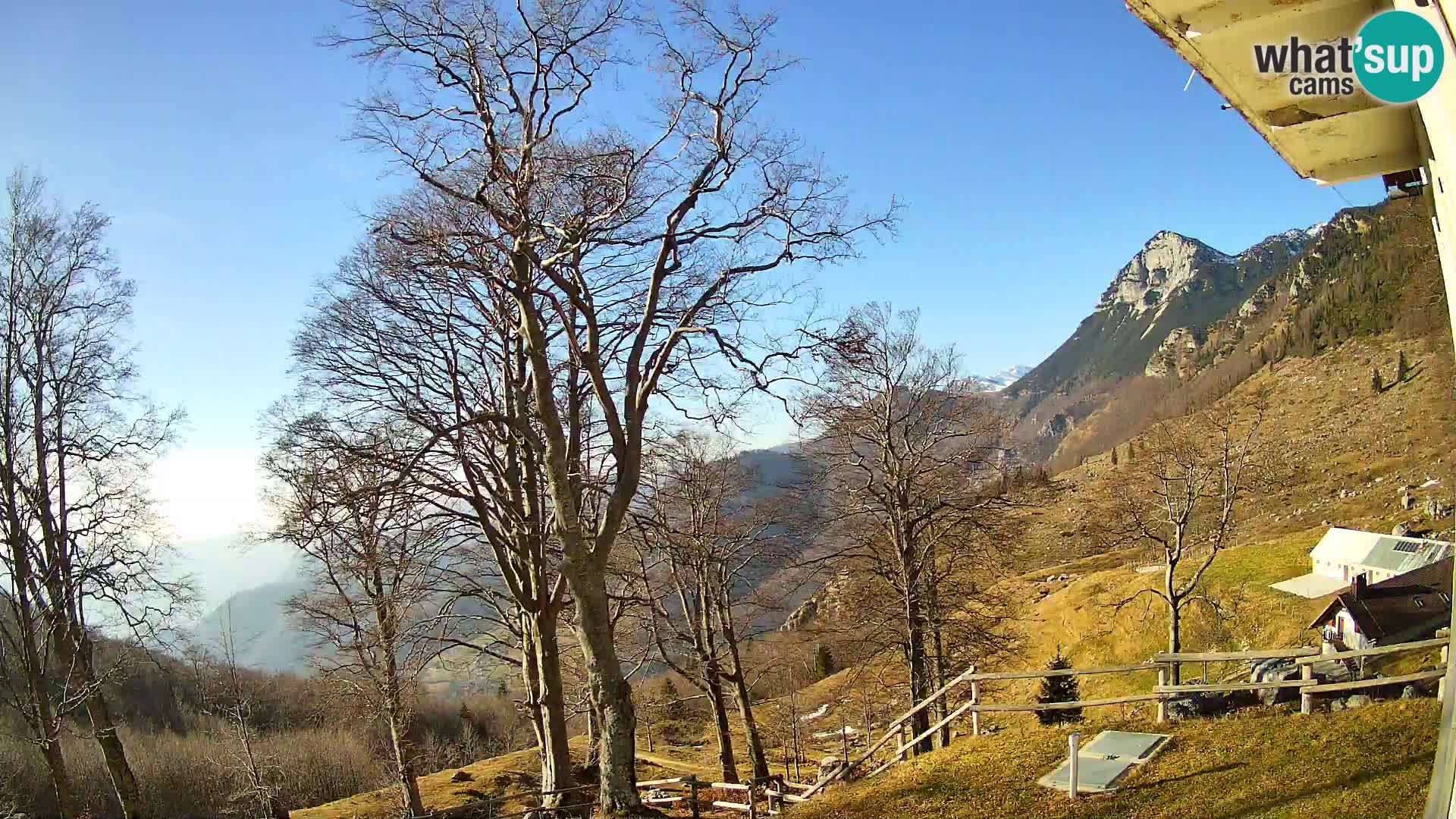 Koča na Planini Razor spletna kamera (1315) | Pogled na Tolminski Migovec