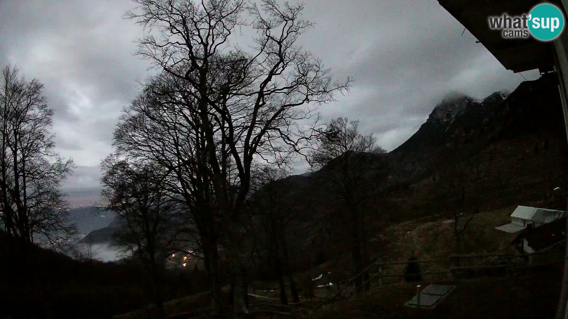 Koča na Planini Razor spletna kamera (1315) | Pogled na Tolminski Migovec