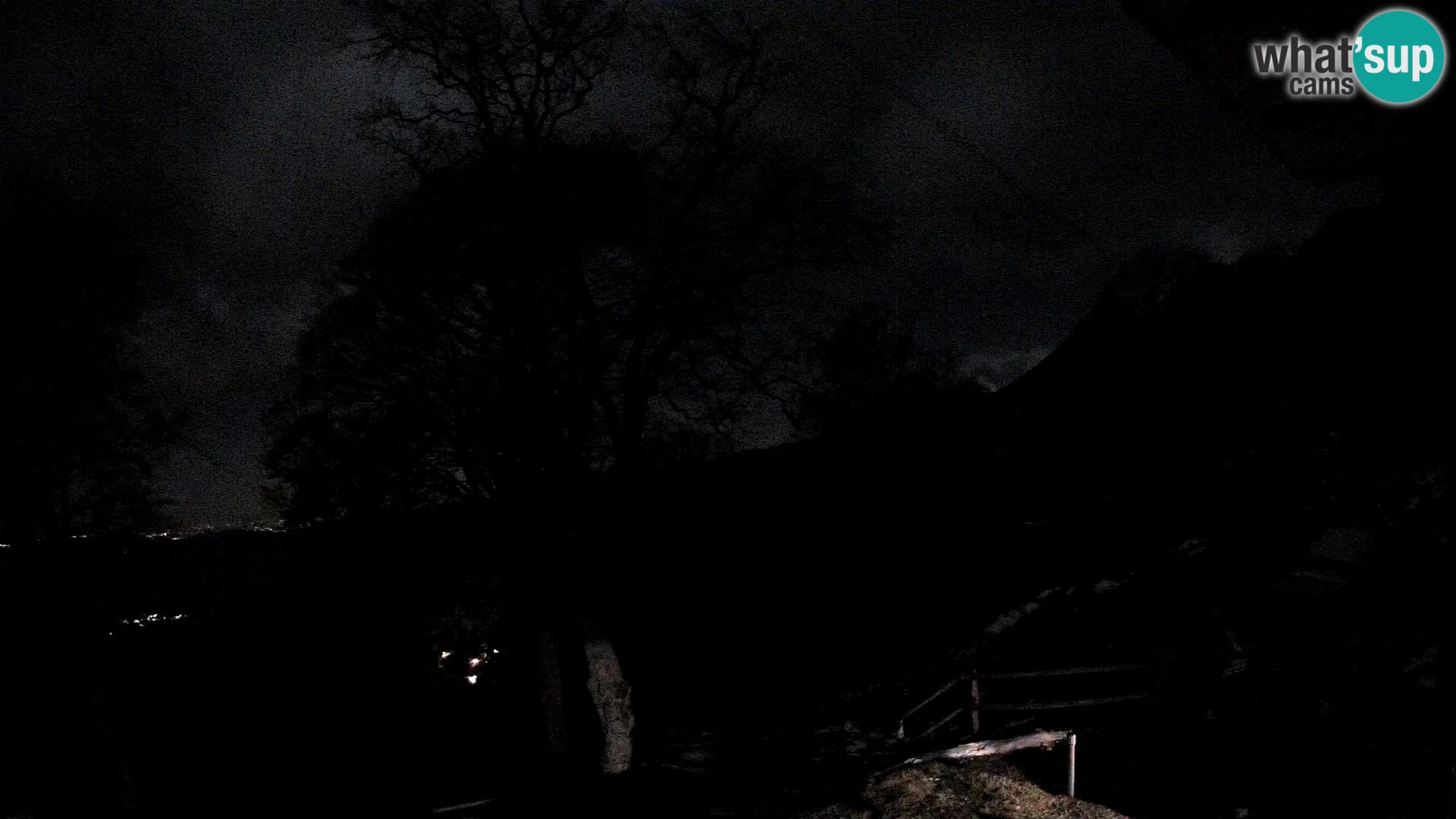 Cámara en vivo de la cabaña de montaña Planina Razor (1315) | vista hacia Tolminski Migovec