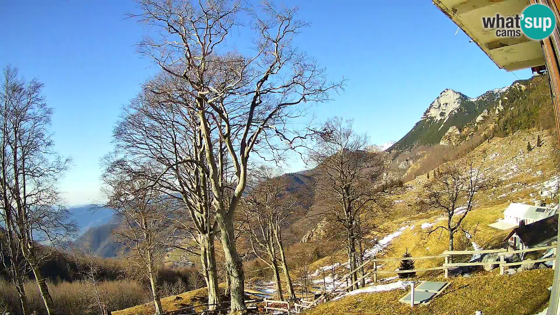 Planina Razor Mountain Hut live cam (1315) | view to Tolminski Migovec
