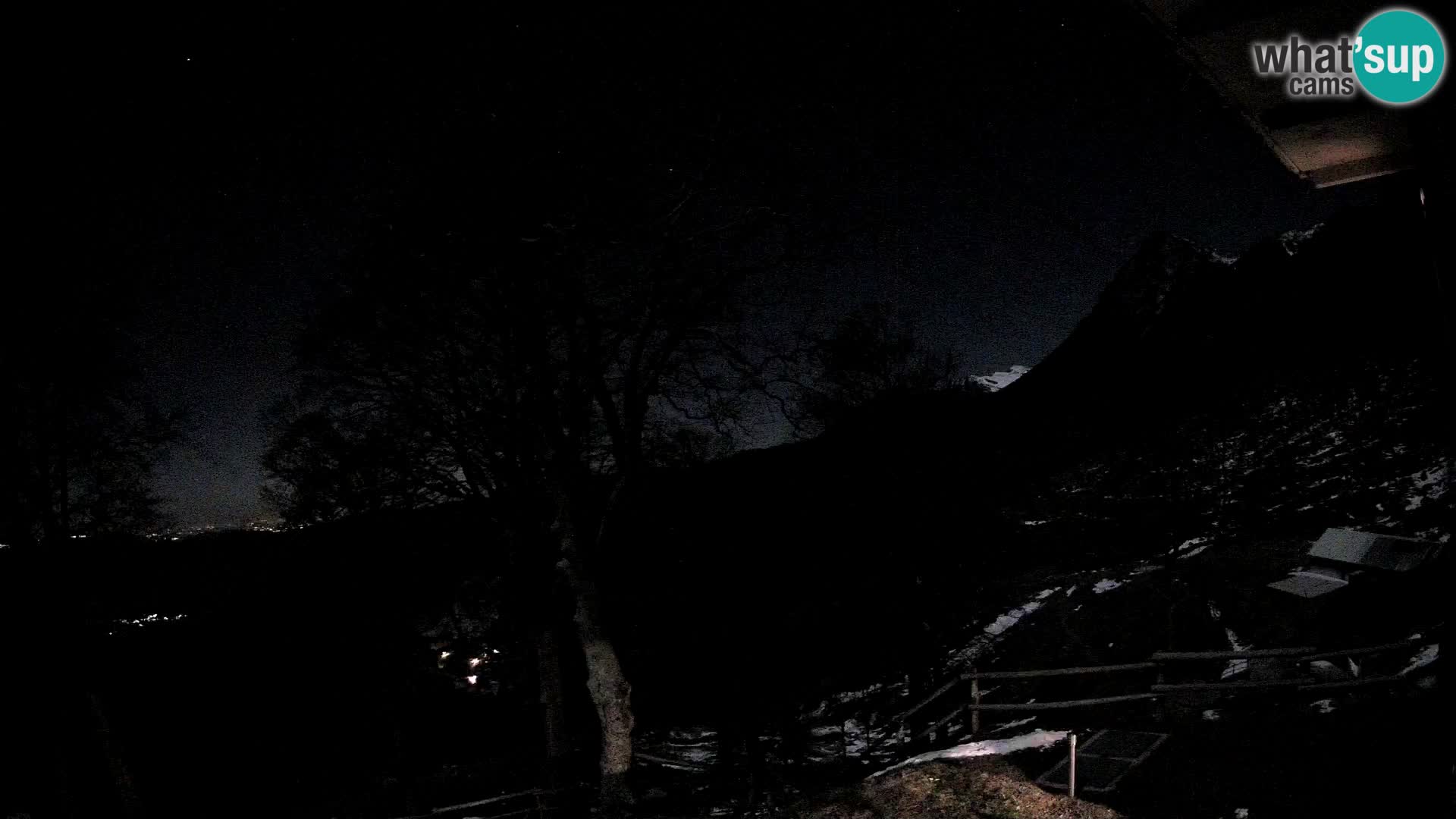 Cámara en vivo de la cabaña de montaña Planina Razor (1315) | vista hacia Tolminski Migovec