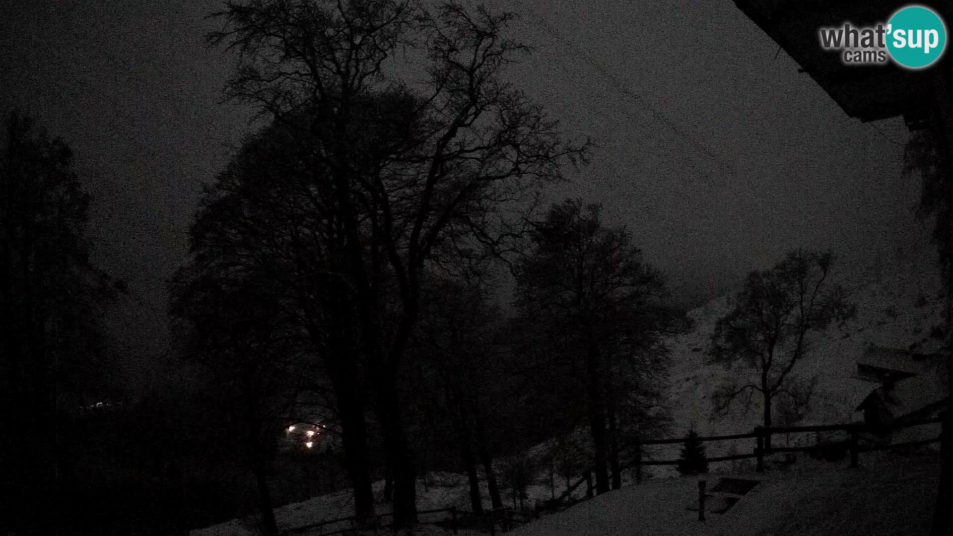 Cámara en vivo de la cabaña de montaña Planina Razor (1315) | vista hacia Tolminski Migovec