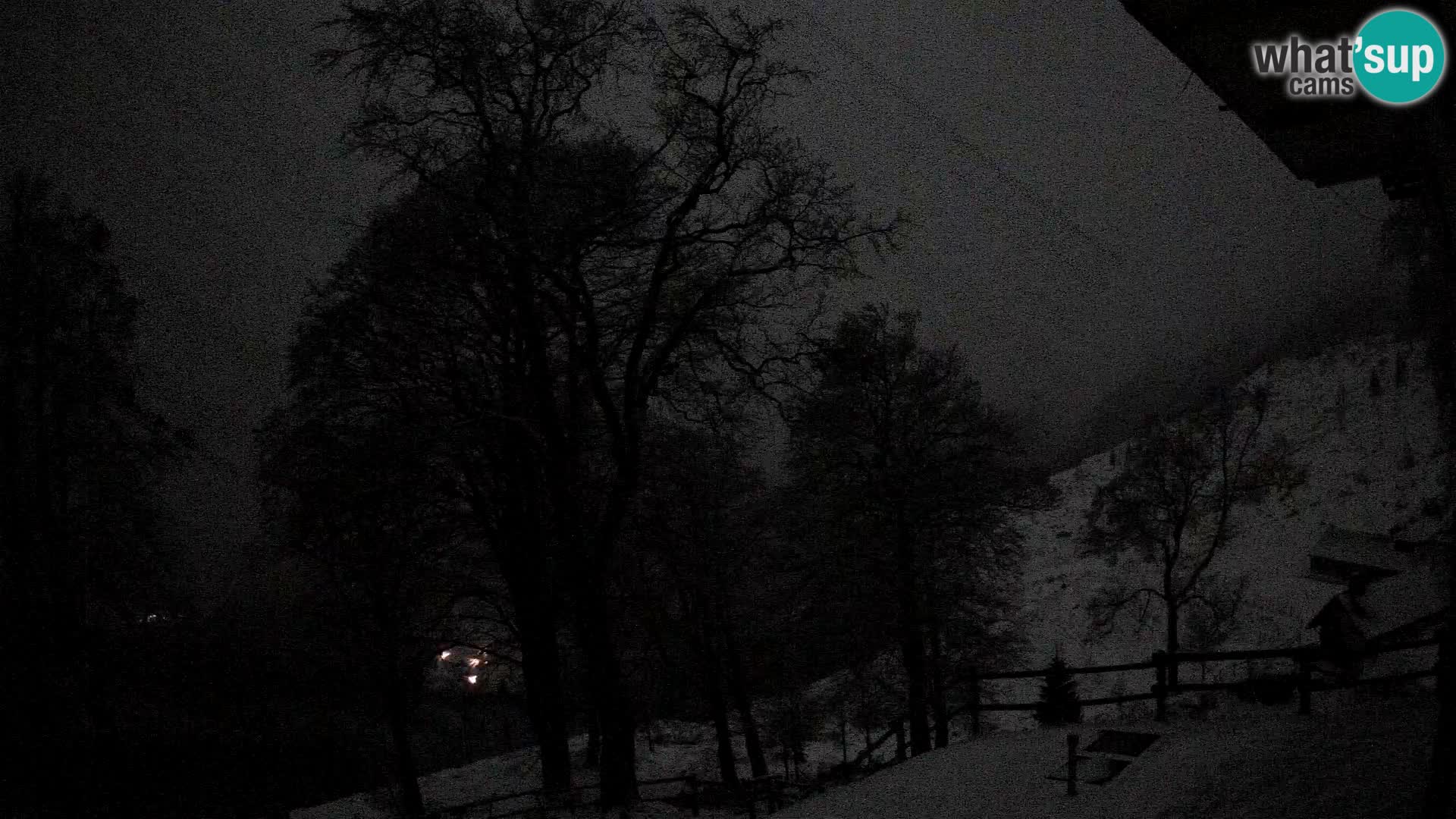 Cámara en vivo de la cabaña de montaña Planina Razor (1315) | vista hacia Tolminski Migovec