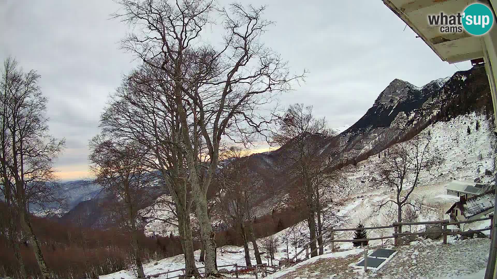 Baita di montagna Planina Razor webcam (1315) | vista su Tolminski Migovec