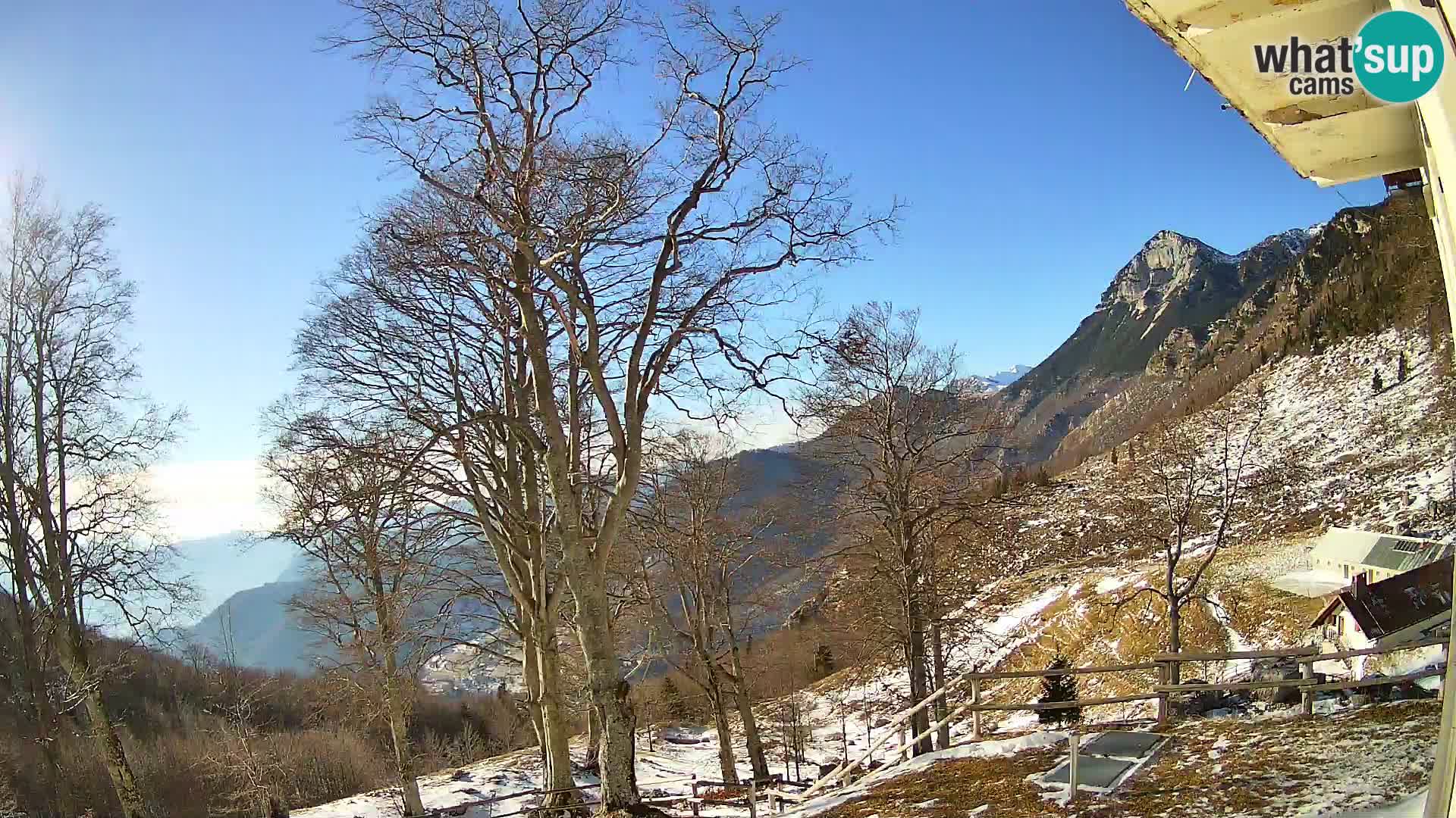 Koča na Planini Razor spletna kamera (1315) | Pogled na Tolminski Migovec