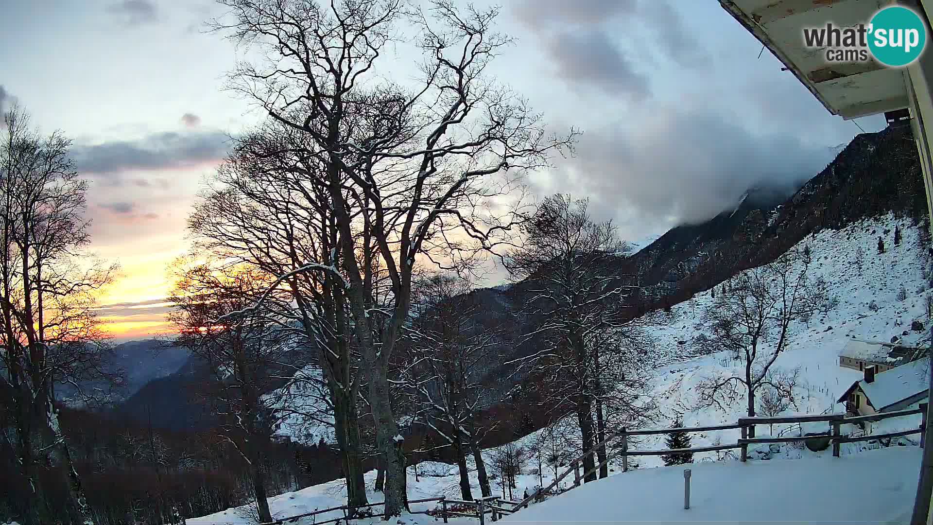 Baita di montagna Planina Razor webcam (1315) | vista su Tolminski Migovec