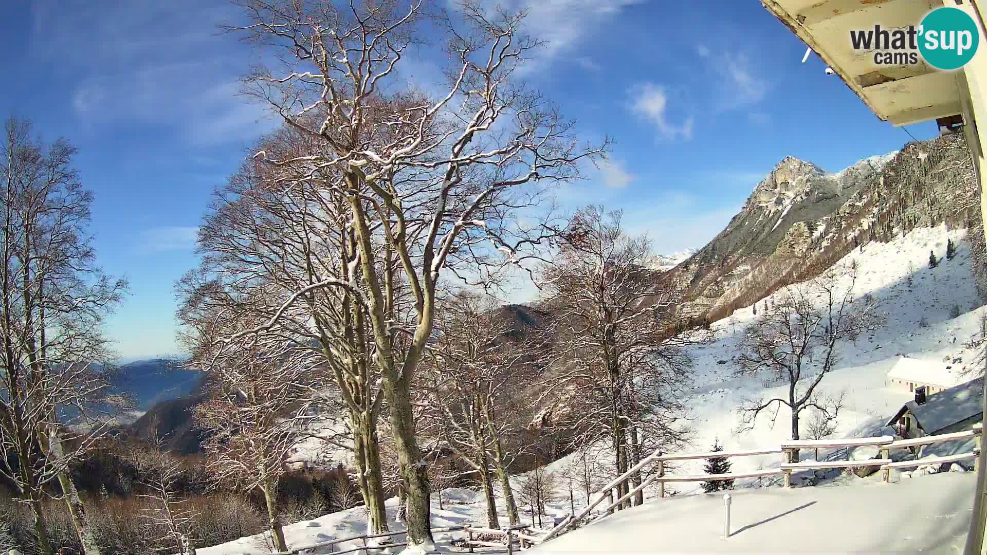 Koča na Planini Razor spletna kamera (1315) | Pogled na Tolminski Migovec