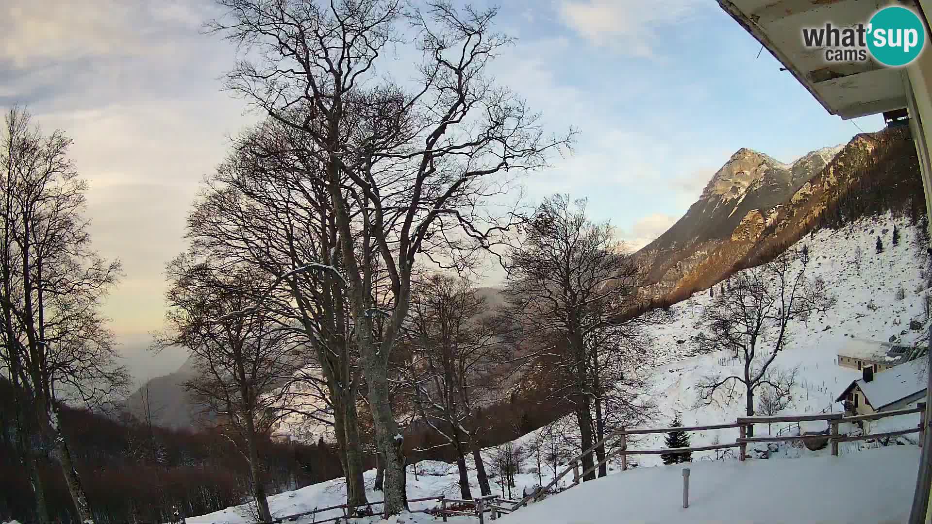 Cámara en vivo de la cabaña de montaña Planina Razor (1315) | vista hacia Tolminski Migovec