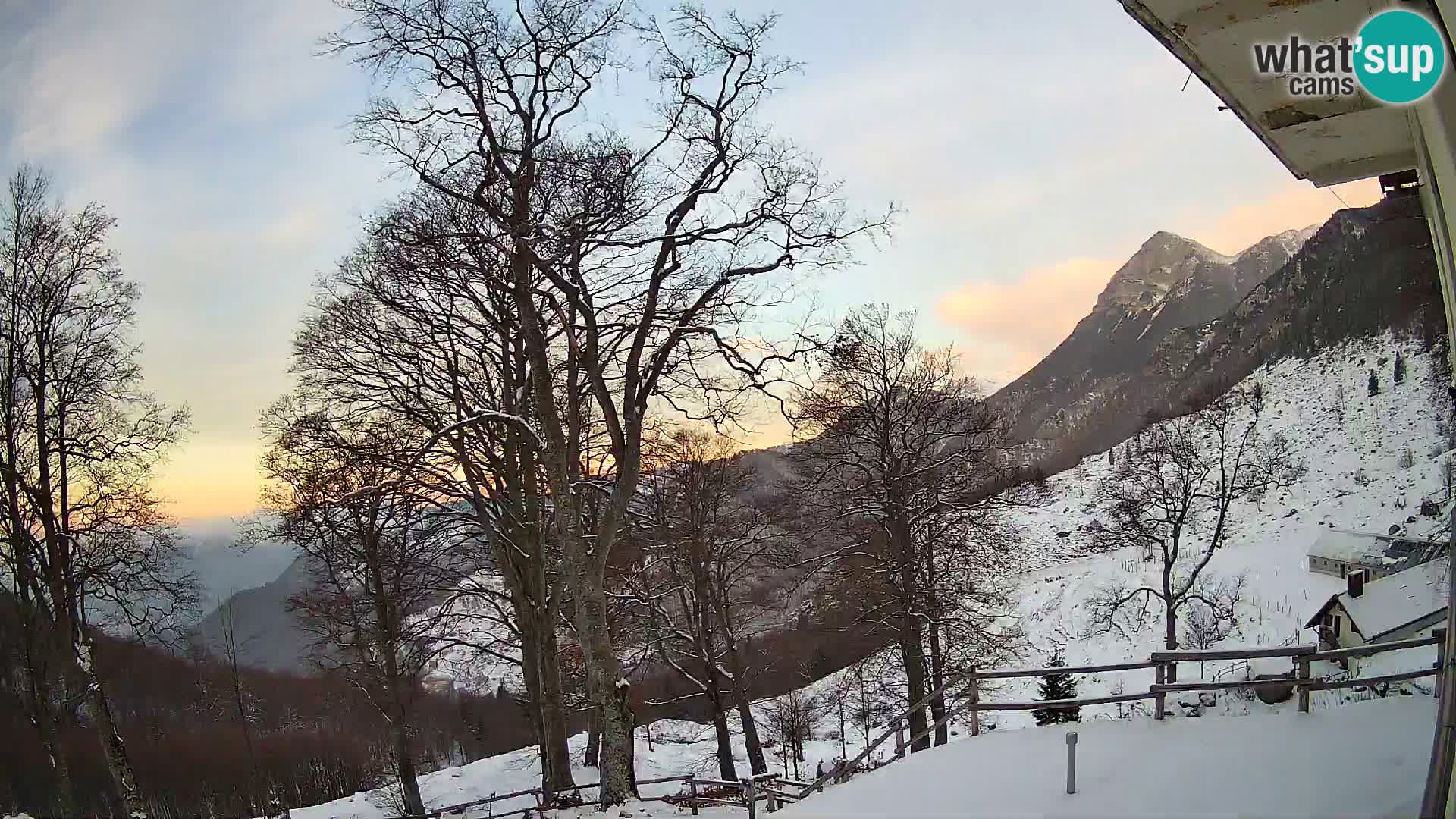 Baita di montagna Planina Razor webcam (1315) | vista su Tolminski Migovec