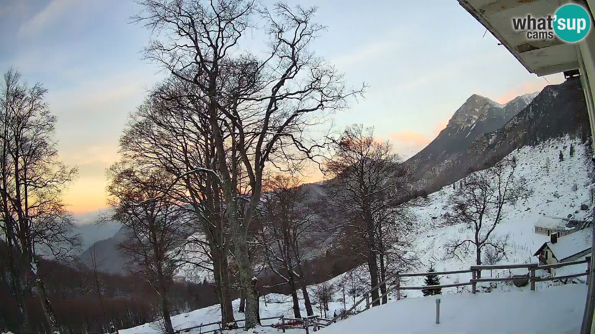 Baita di montagna Planina Razor webcam (1315) | vista su Tolminski Migovec