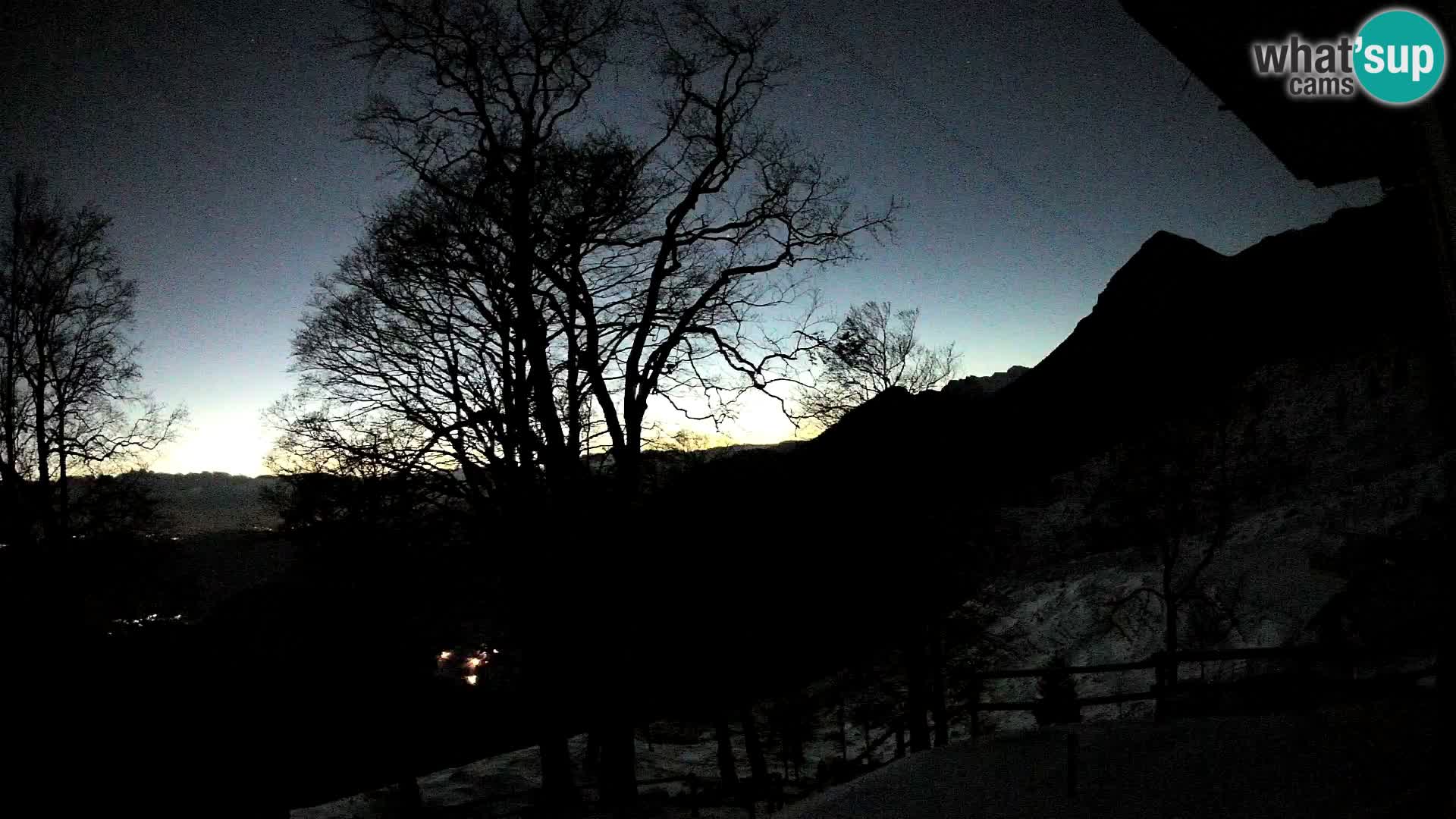 Cámara en vivo de la cabaña de montaña Planina Razor (1315) | vista hacia Tolminski Migovec