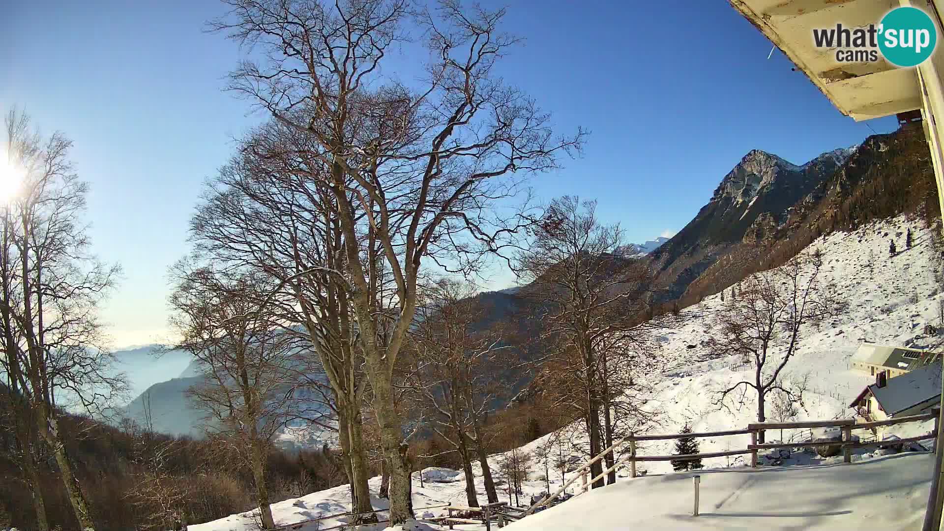 Cámara en vivo de la cabaña de montaña Planina Razor (1315) | vista hacia Tolminski Migovec