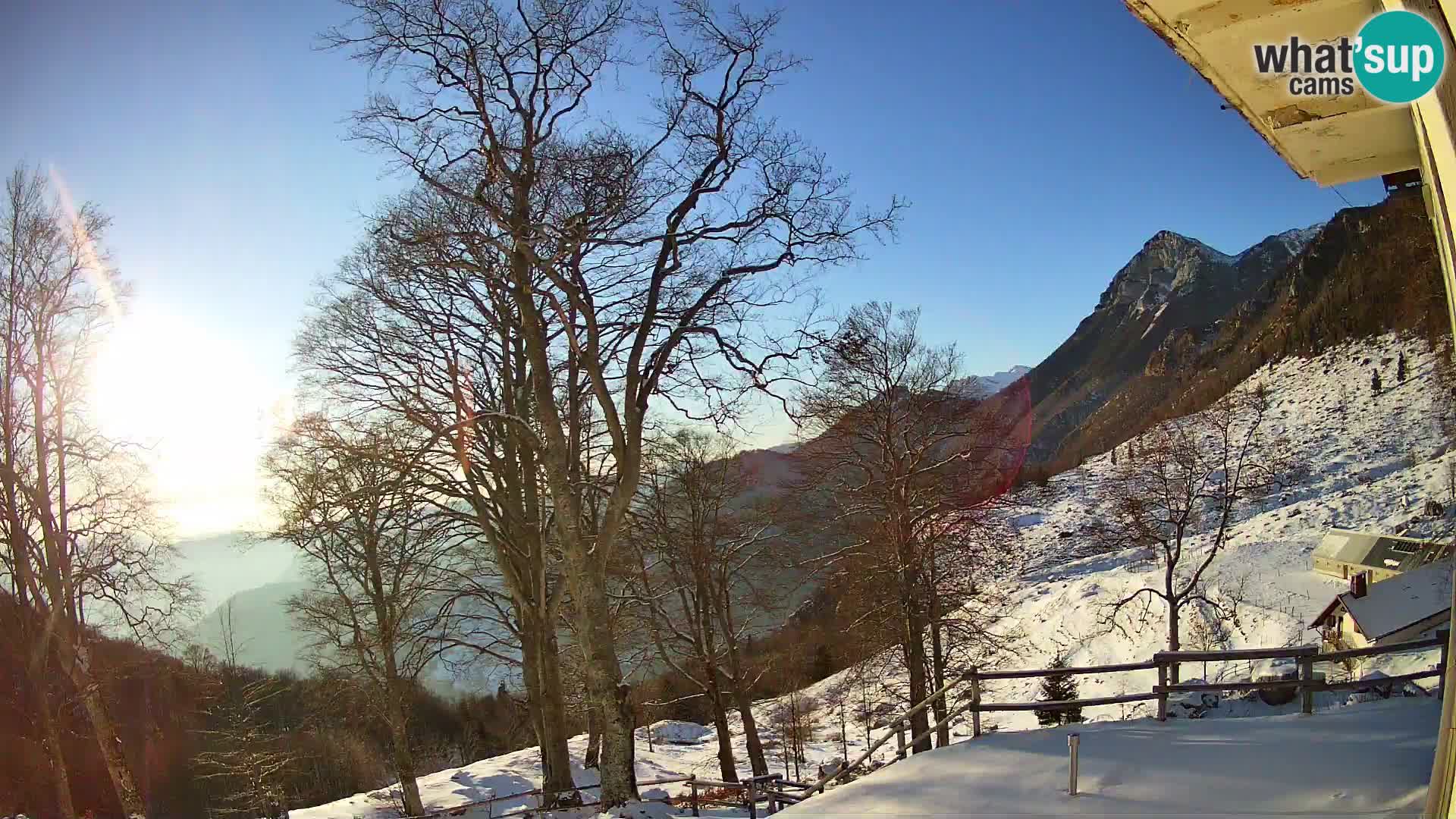 Koča na Planini Razor spletna kamera (1315) | Pogled na Tolminski Migovec