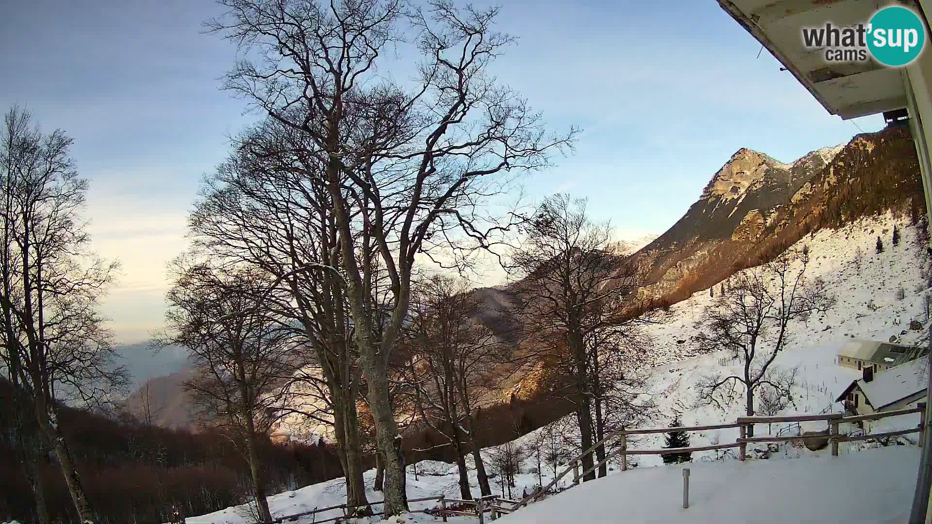 Planina Razor Mountain Hut live cam (1315) | view to Tolminski Migovec