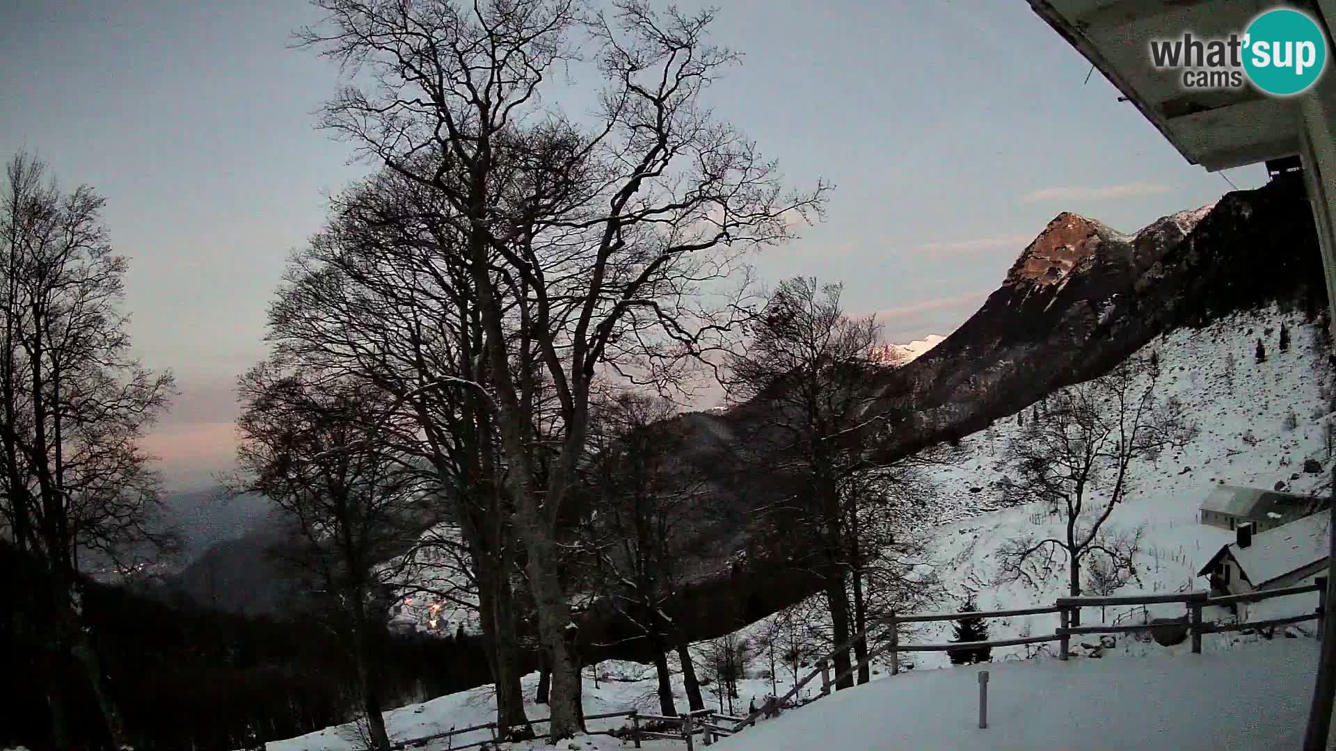 Cámara en vivo de la cabaña de montaña Planina Razor (1315) | vista hacia Tolminski Migovec
