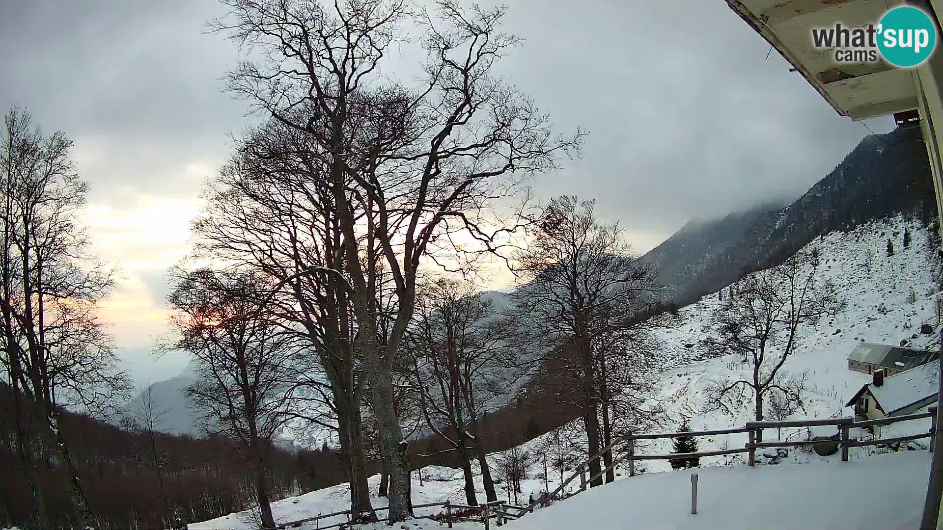 Cámara en vivo de la cabaña de montaña Planina Razor (1315) | vista hacia Tolminski Migovec
