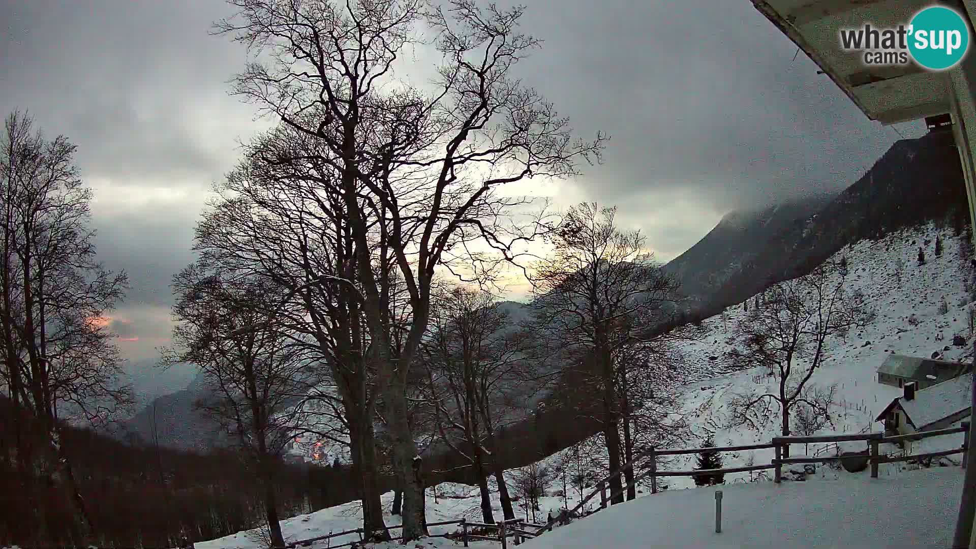 Cámara en vivo de la cabaña de montaña Planina Razor (1315) | vista hacia Tolminski Migovec