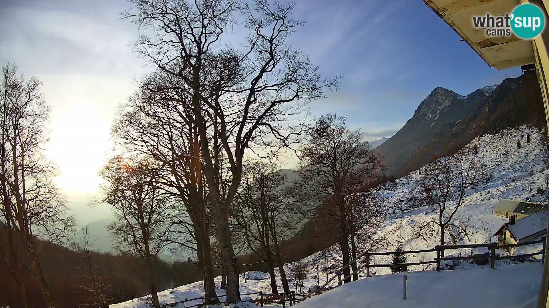 Koča na Planini Razor spletna kamera (1315) | Pogled na Tolminski Migovec