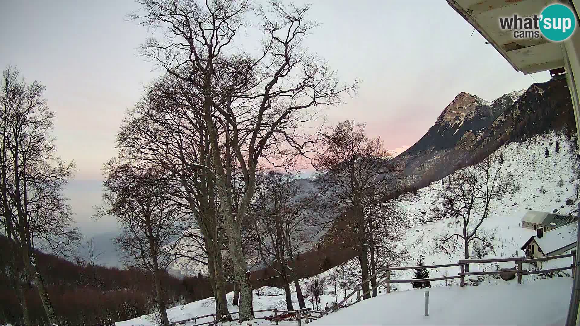 Cámara en vivo de la cabaña de montaña Planina Razor (1315) | vista hacia Tolminski Migovec