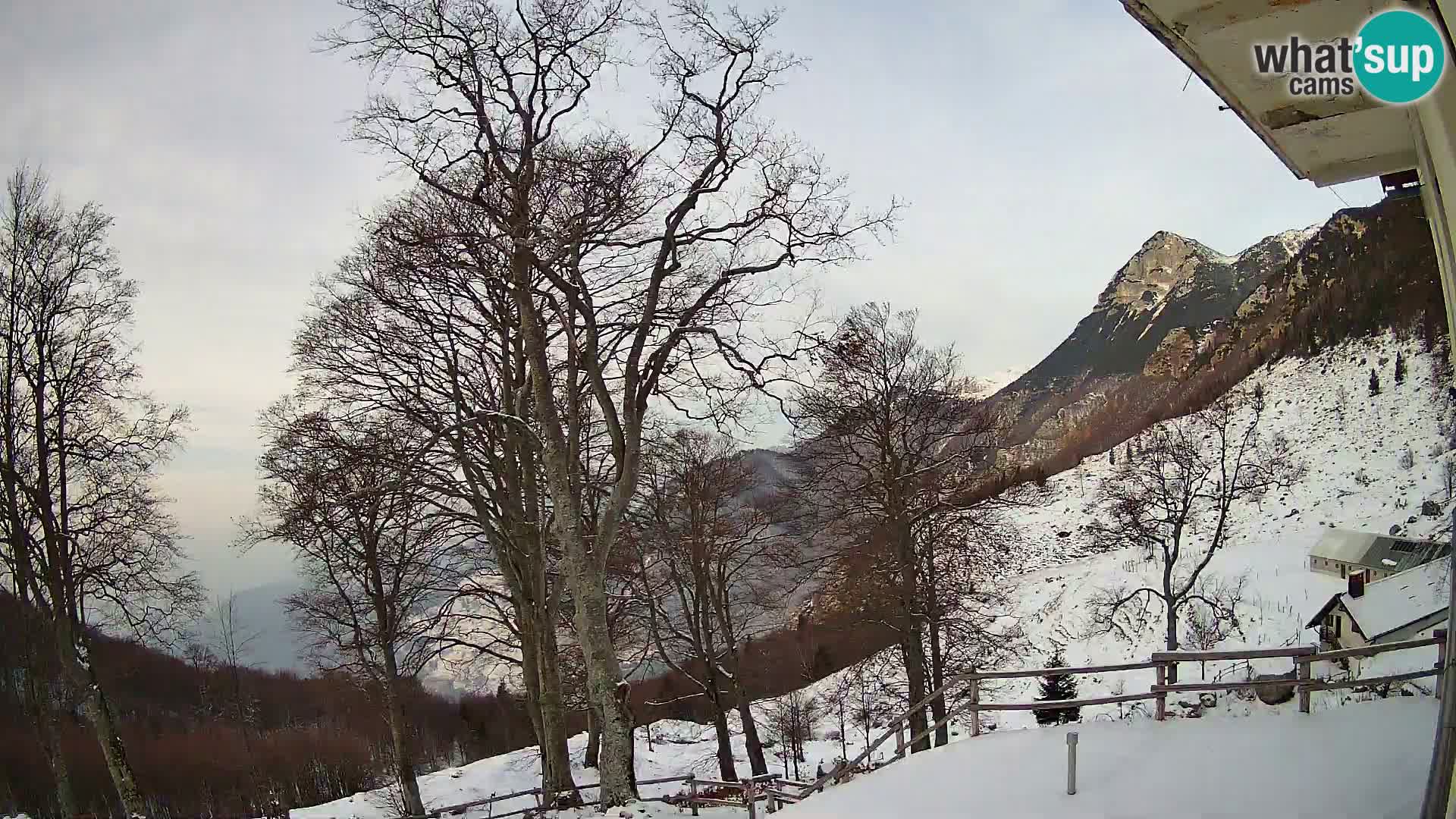 Koča na Planini Razor spletna kamera (1315) | Pogled na Tolminski Migovec