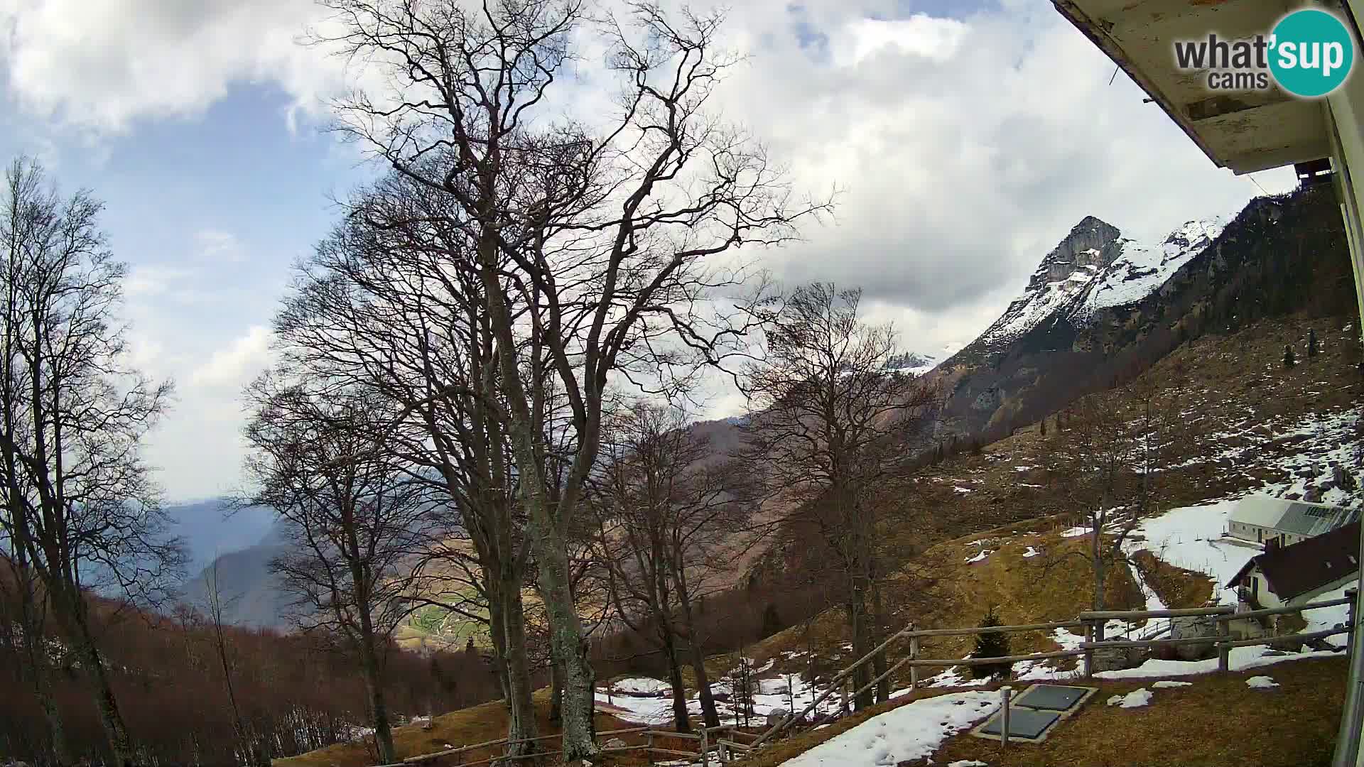 Koča na Planini Razor spletna kamera (1315) | Pogled na Tolminski Migovec