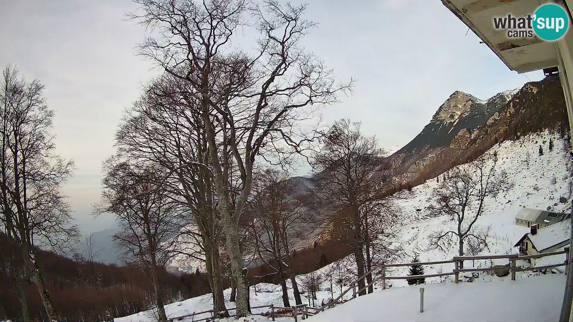 Cámara en vivo de la cabaña de montaña Planina Razor (1315) | vista hacia Tolminski Migovec