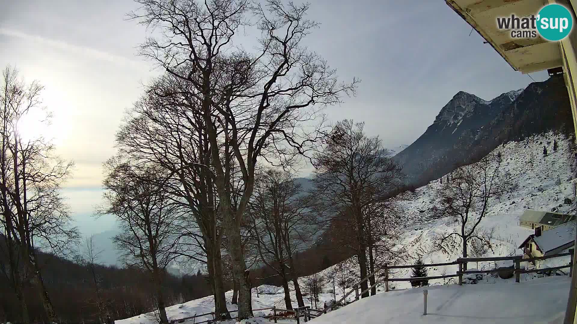 Cámara en vivo de la cabaña de montaña Planina Razor (1315) | vista hacia Tolminski Migovec
