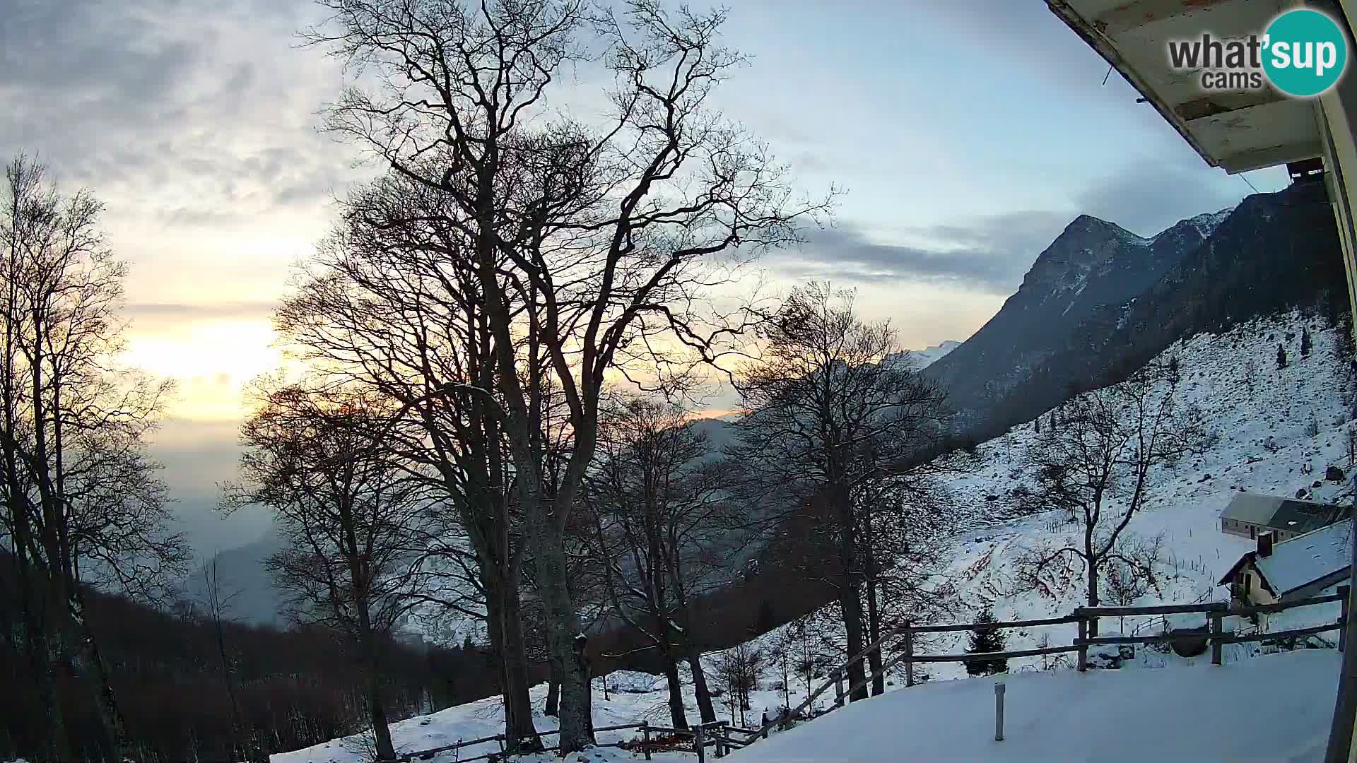 Koča na Planini Razor spletna kamera (1315) | Pogled na Tolminski Migovec