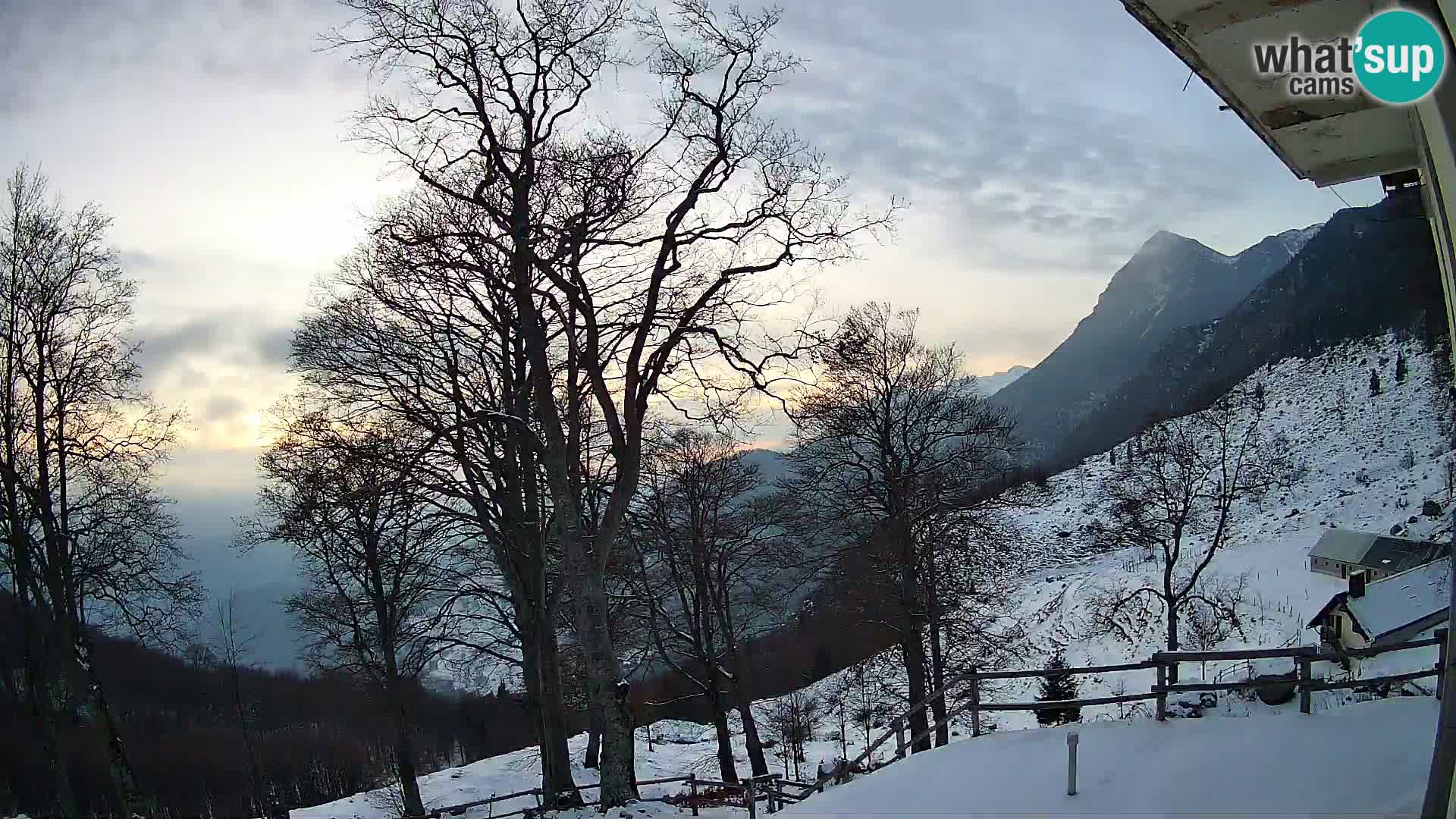 Koča na Planini Razor spletna kamera (1315) | Pogled na Tolminski Migovec