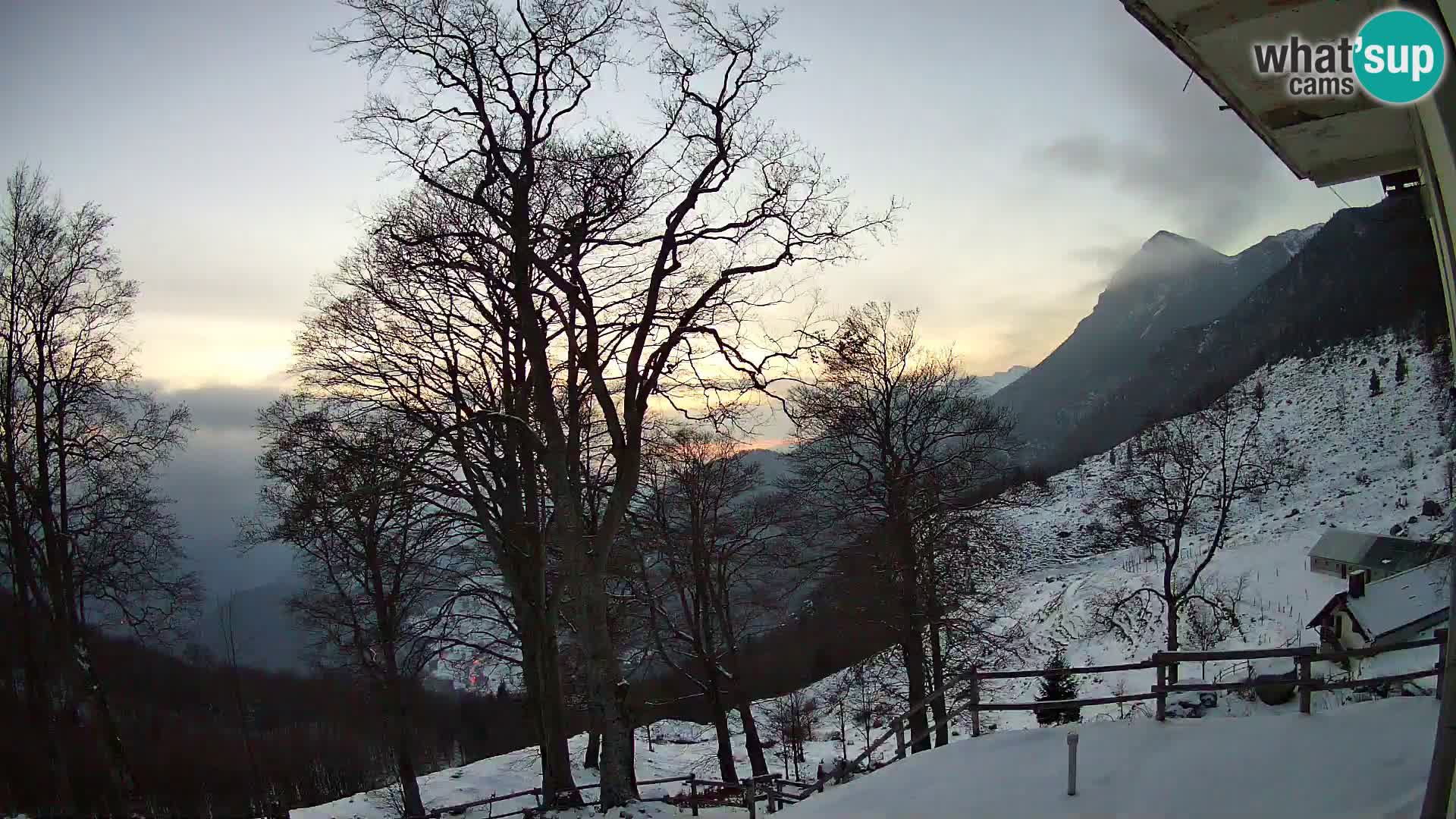 Baita di montagna Planina Razor webcam (1315) | vista su Tolminski Migovec