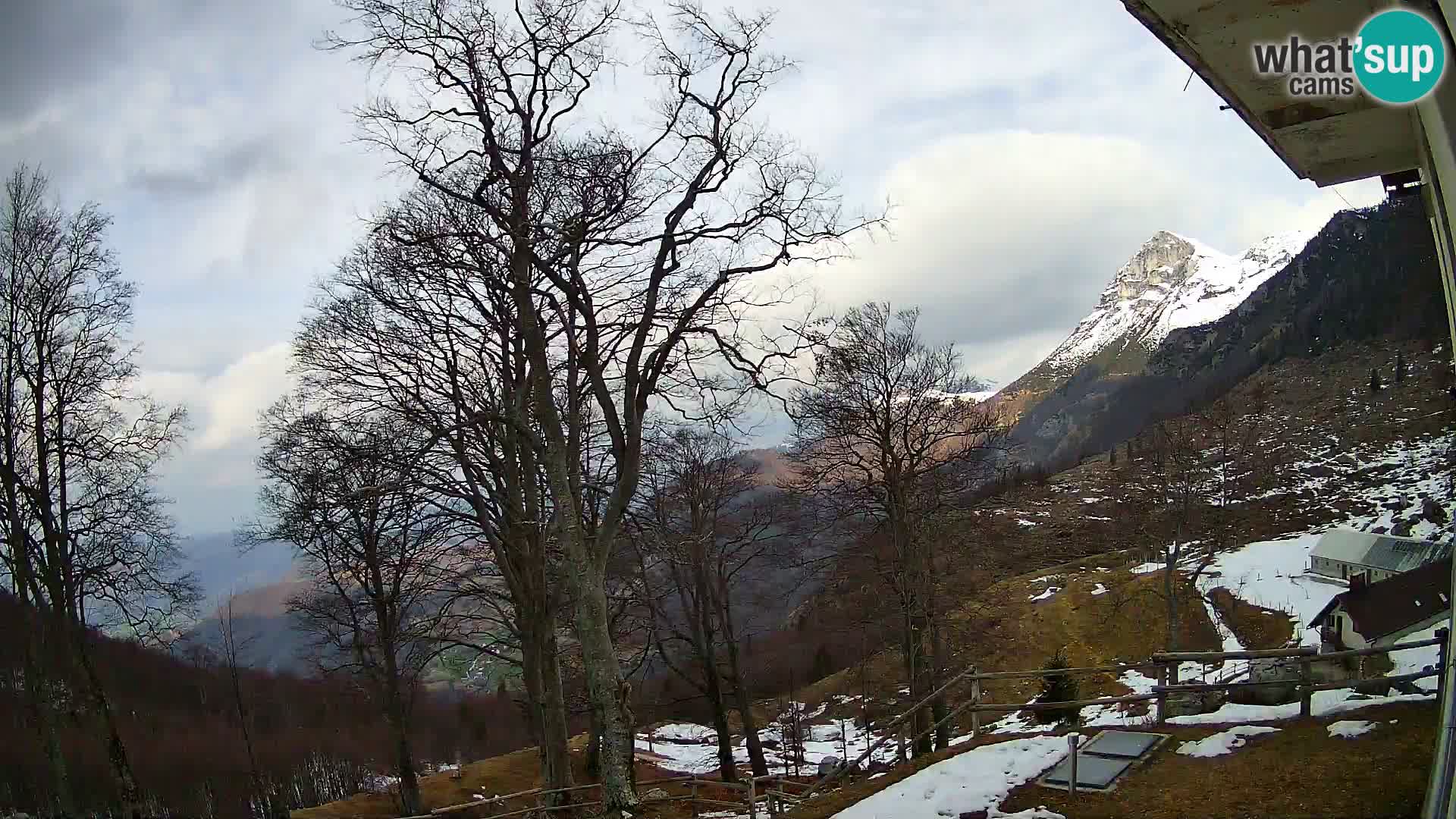 Koča na Planini Razor spletna kamera (1315) | Pogled na Tolminski Migovec