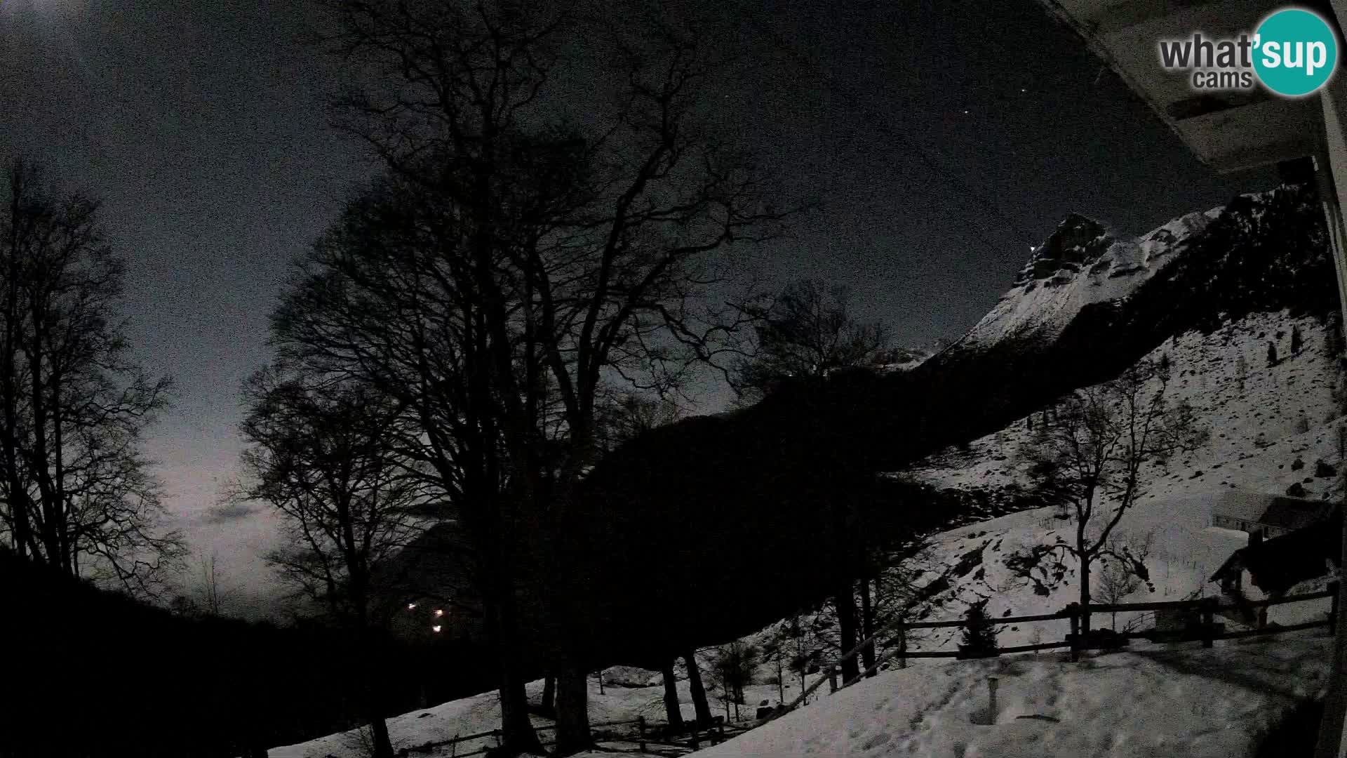 Koča na Planini Razor spletna kamera (1315) | Pogled na Tolminski Migovec