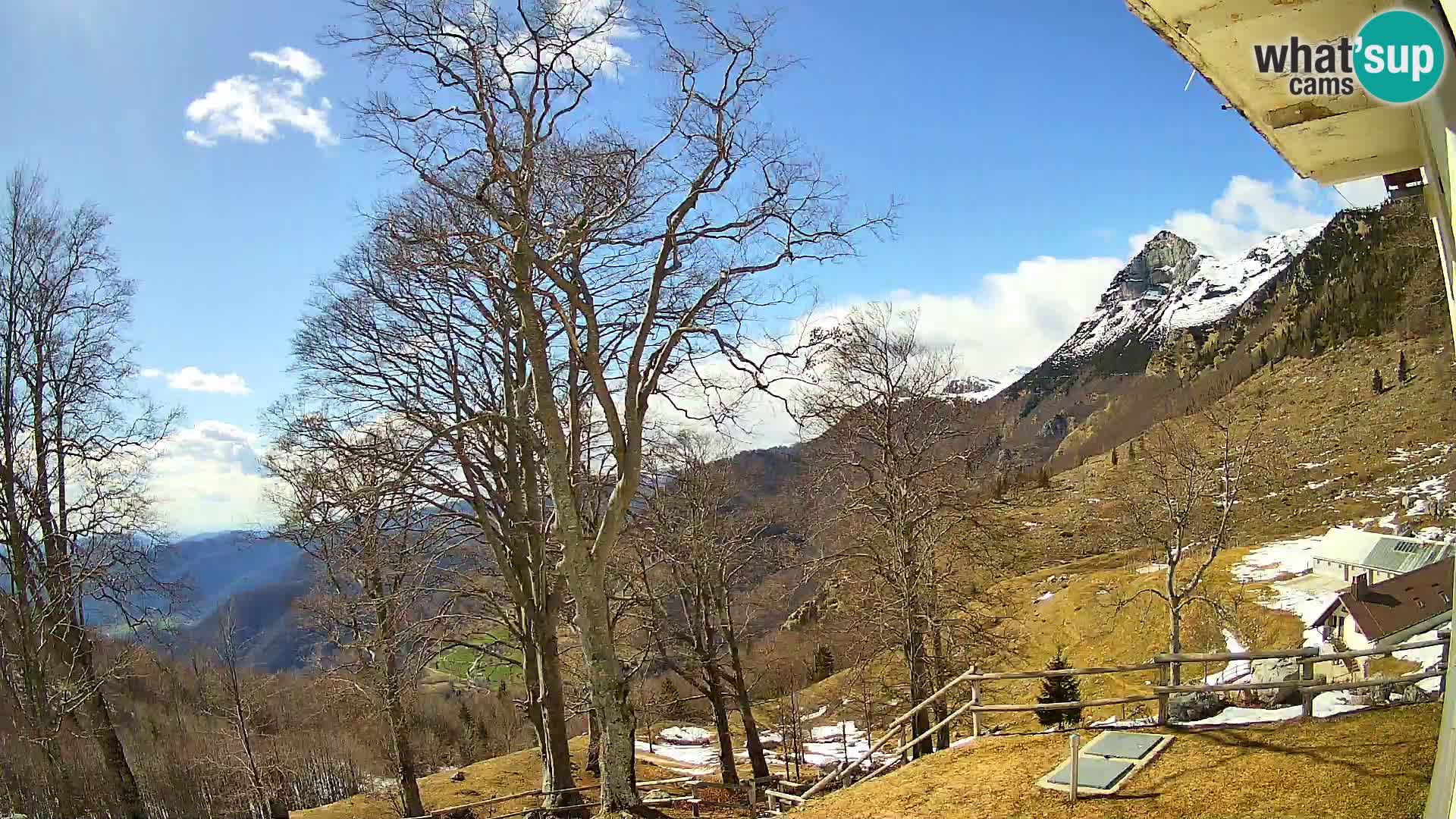 Cámara en vivo de la cabaña de montaña Planina Razor (1315) | vista hacia Tolminski Migovec