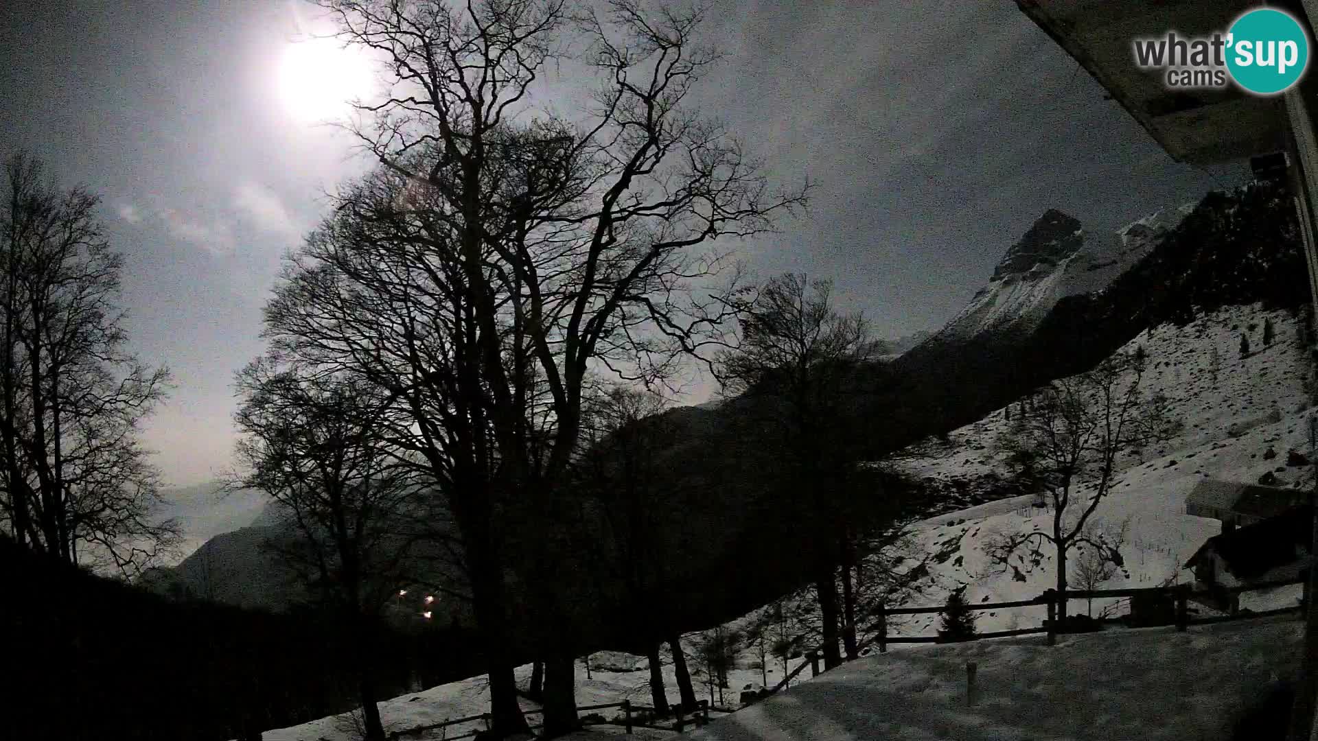 Koča na Planini Razor spletna kamera (1315) | Pogled na Tolminski Migovec