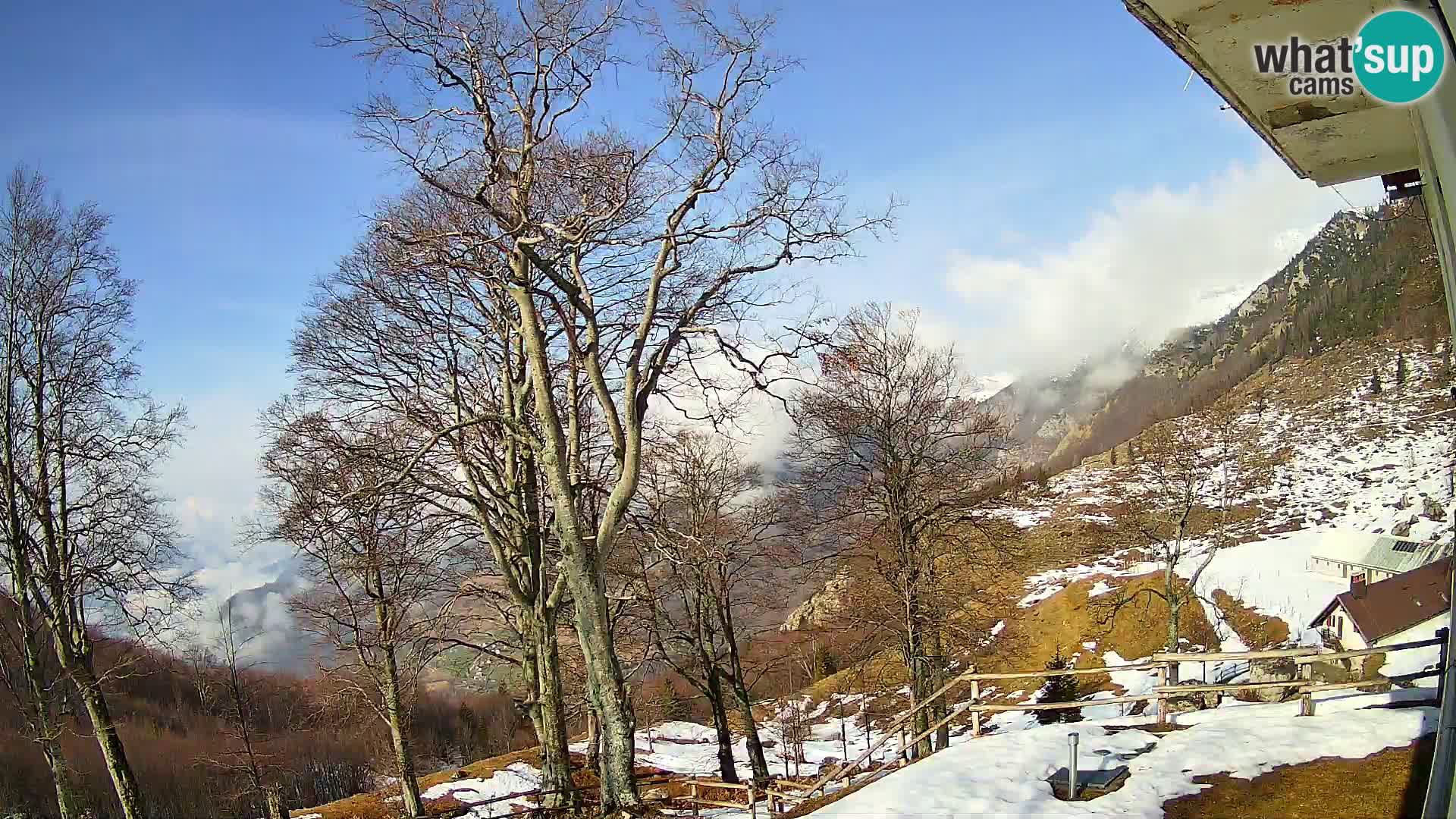 Cámara en vivo de la cabaña de montaña Planina Razor (1315) | vista hacia Tolminski Migovec