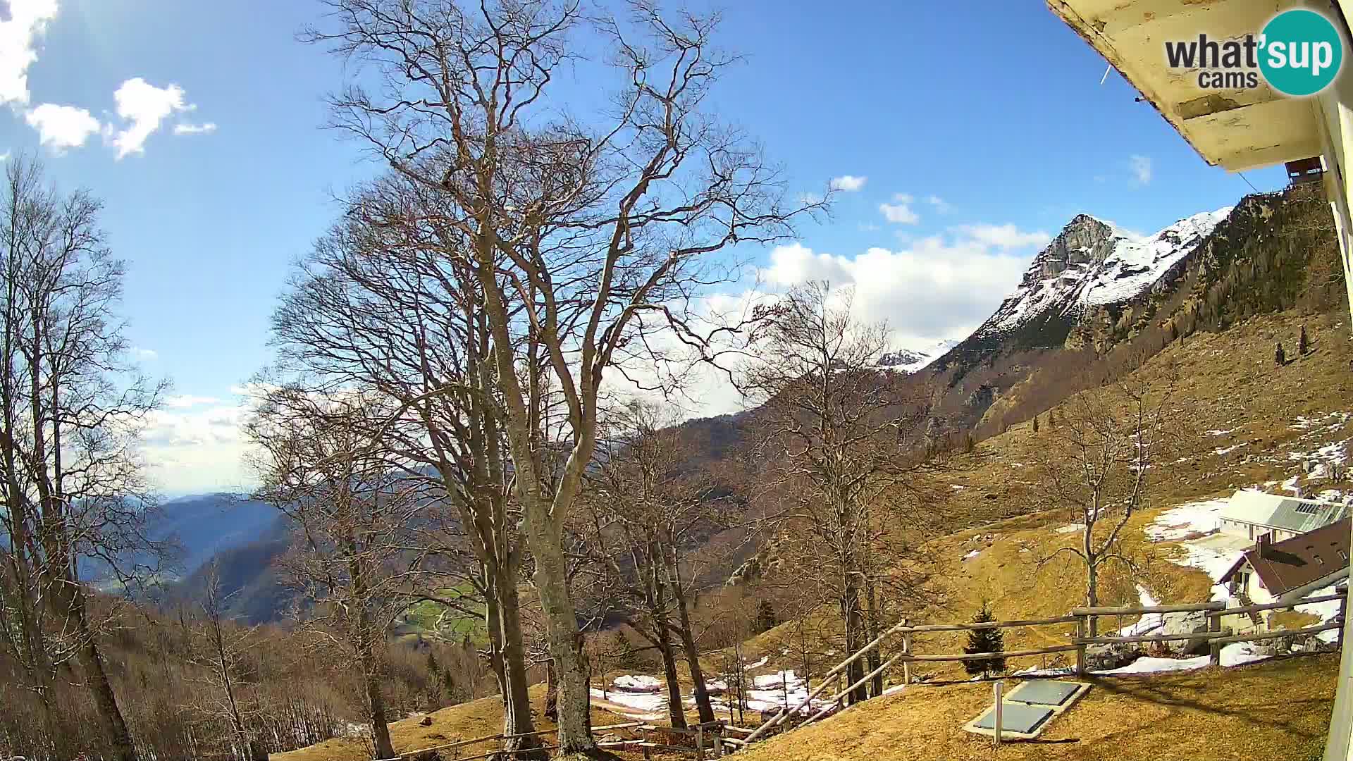 Koča na Planini Razor spletna kamera (1315) | Pogled na Tolminski Migovec