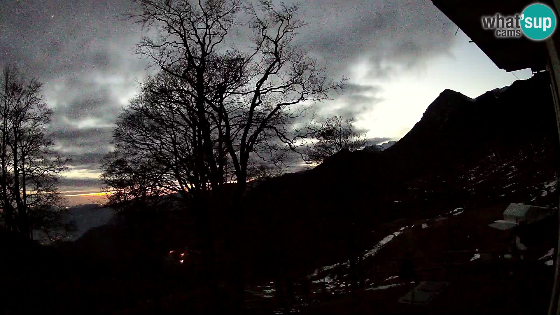 Koča na Planini Razor spletna kamera (1315) | Pogled na Tolminski Migovec