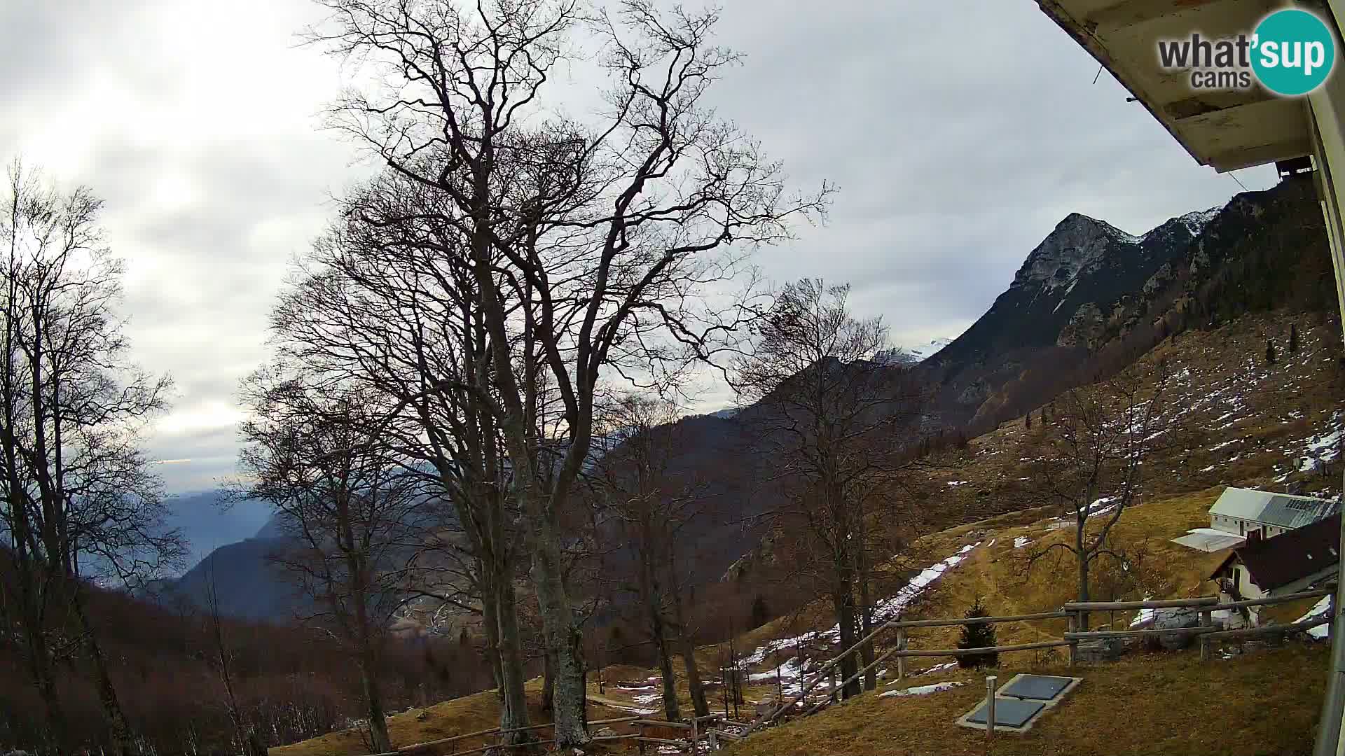 Planinarski dom na planini Razor (1315) | Pogled na Tolminski Migovec