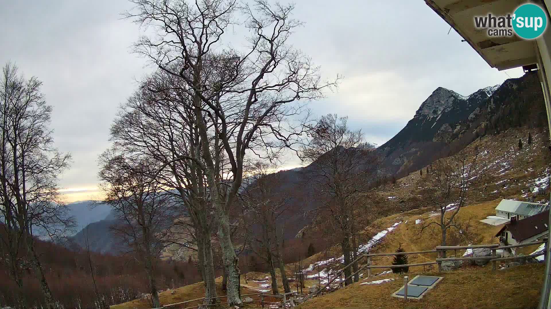 Cámara en vivo de la cabaña de montaña Planina Razor (1315) | vista hacia Tolminski Migovec